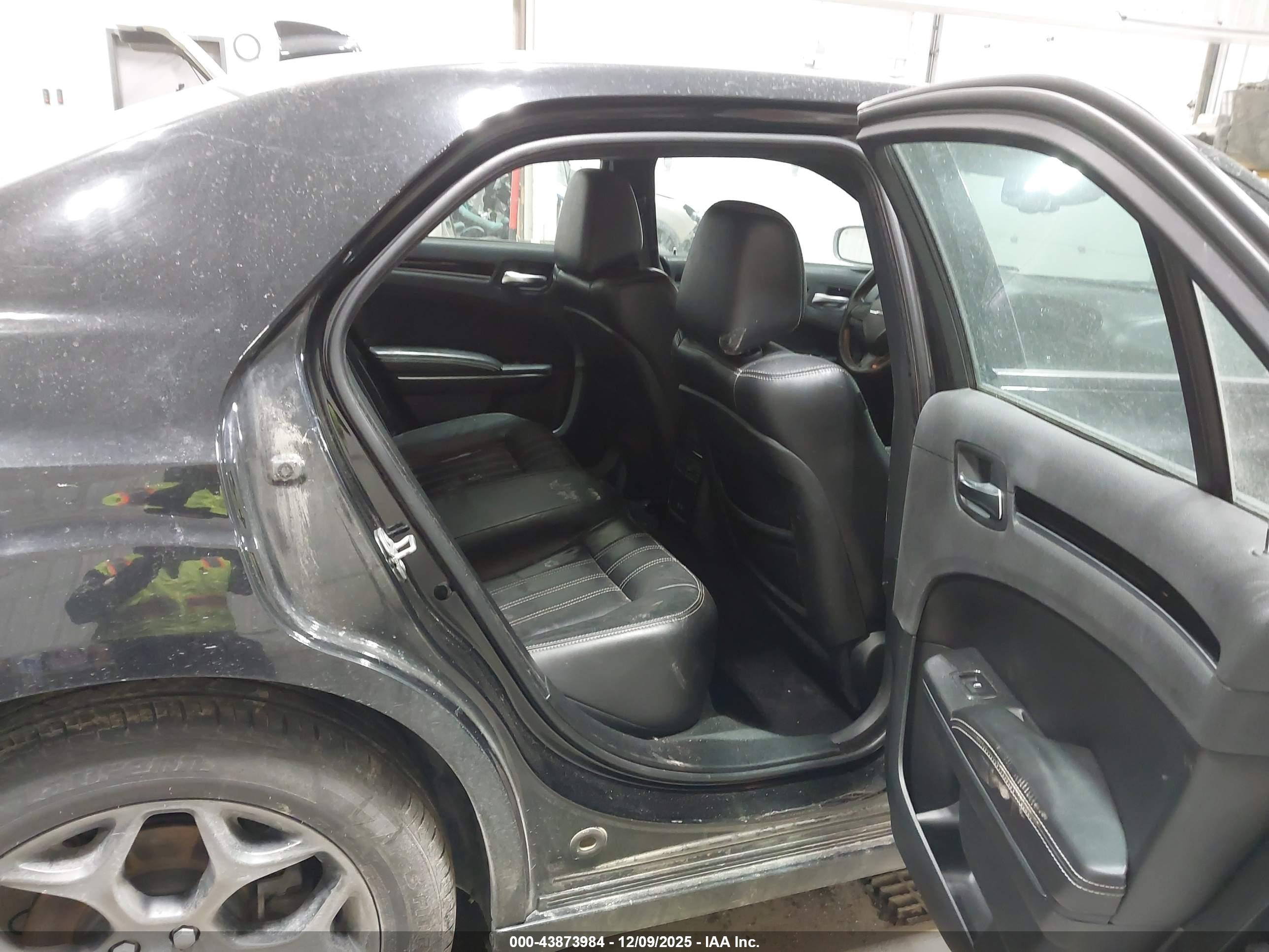 CHRYSLER 300 image 8