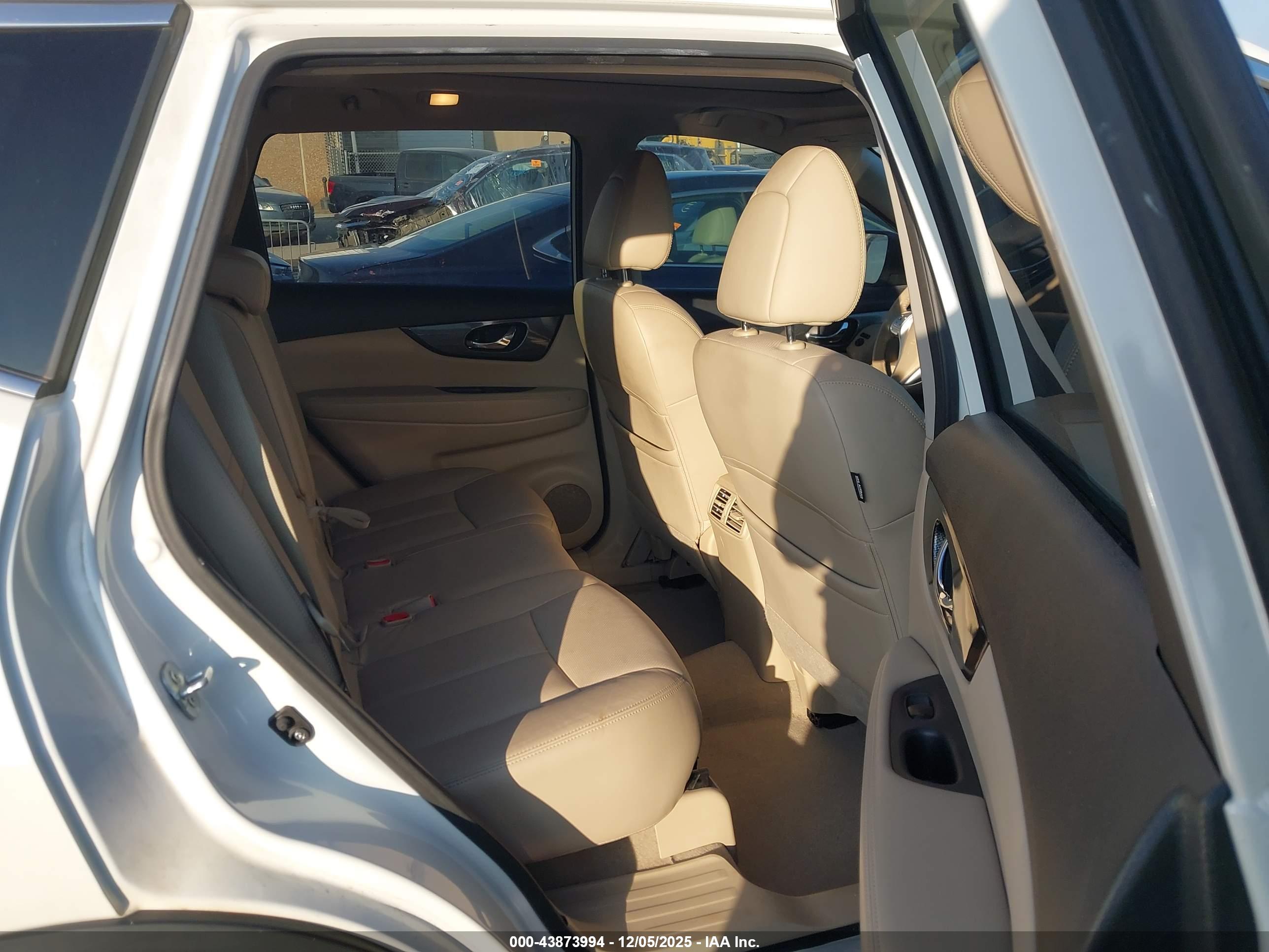 NISSAN ROGUE image 8