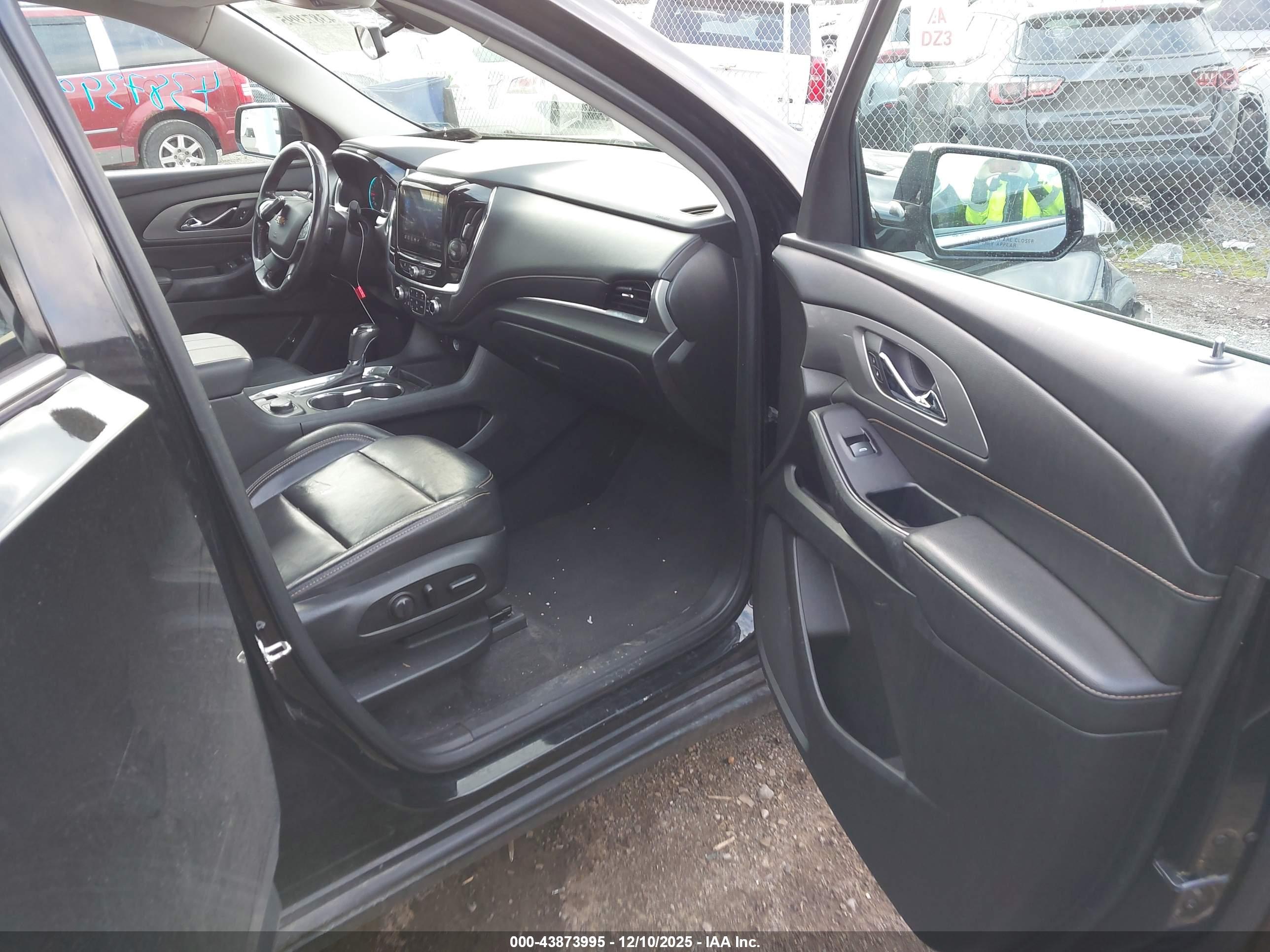 CHEVROLET TRAVERSE image 5