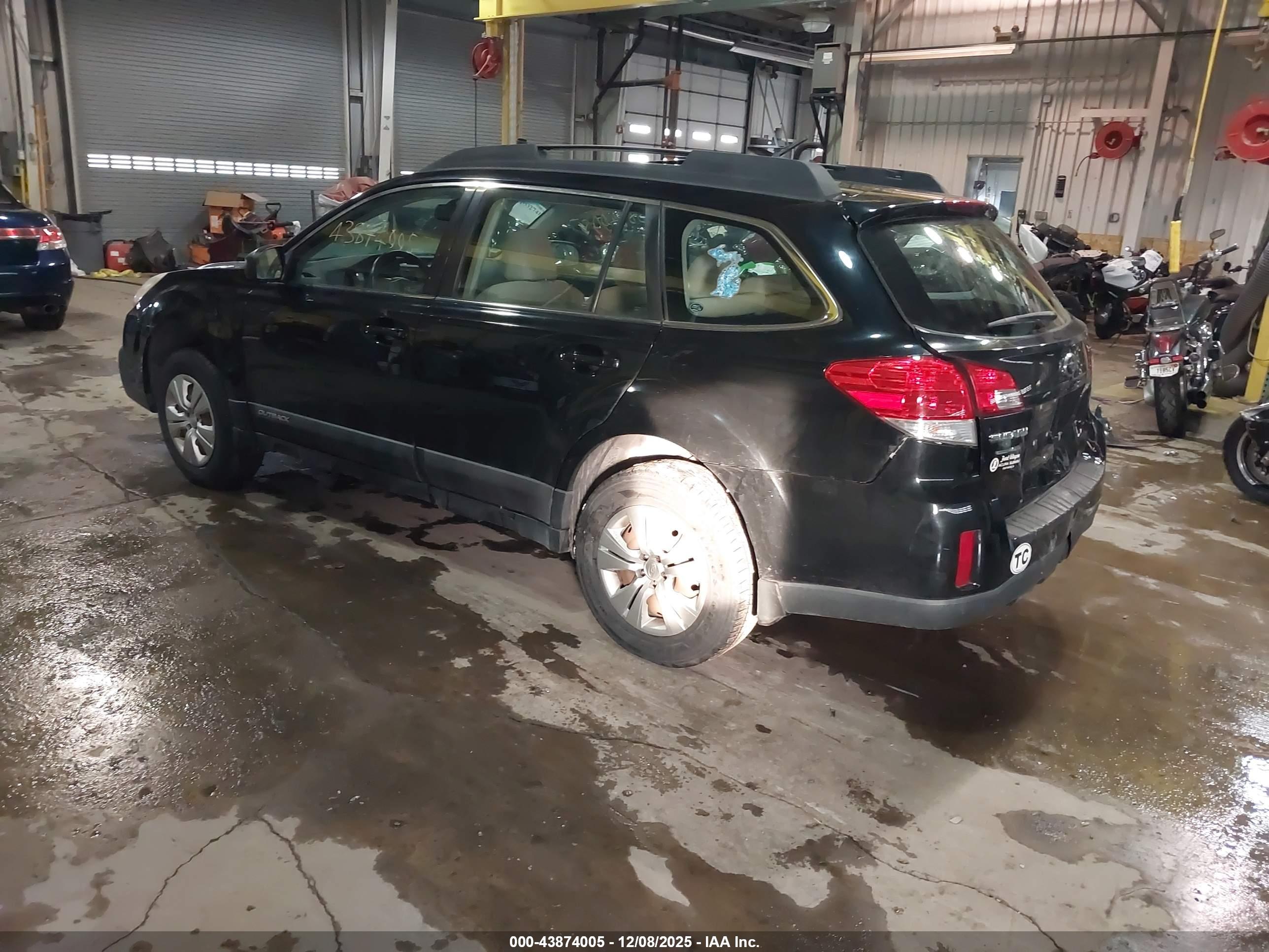 SUBARU OUTBACK image 3