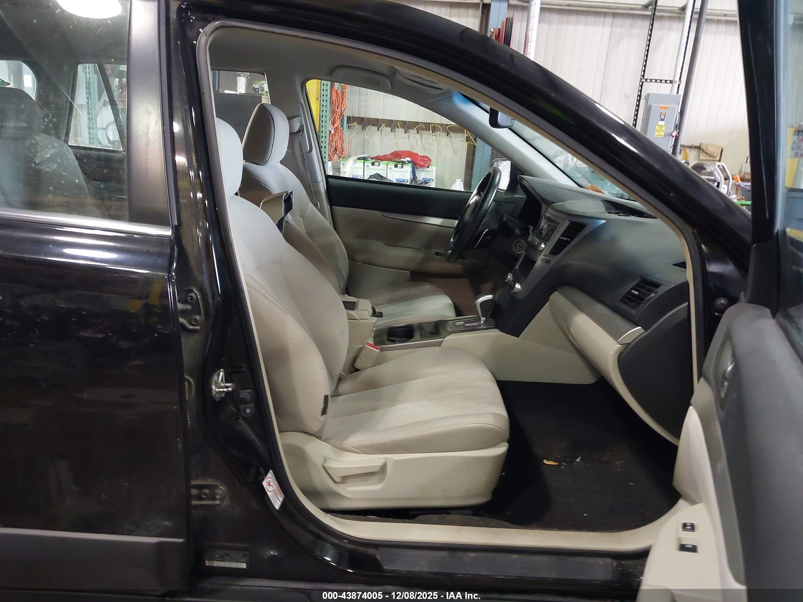 SUBARU OUTBACK image 5