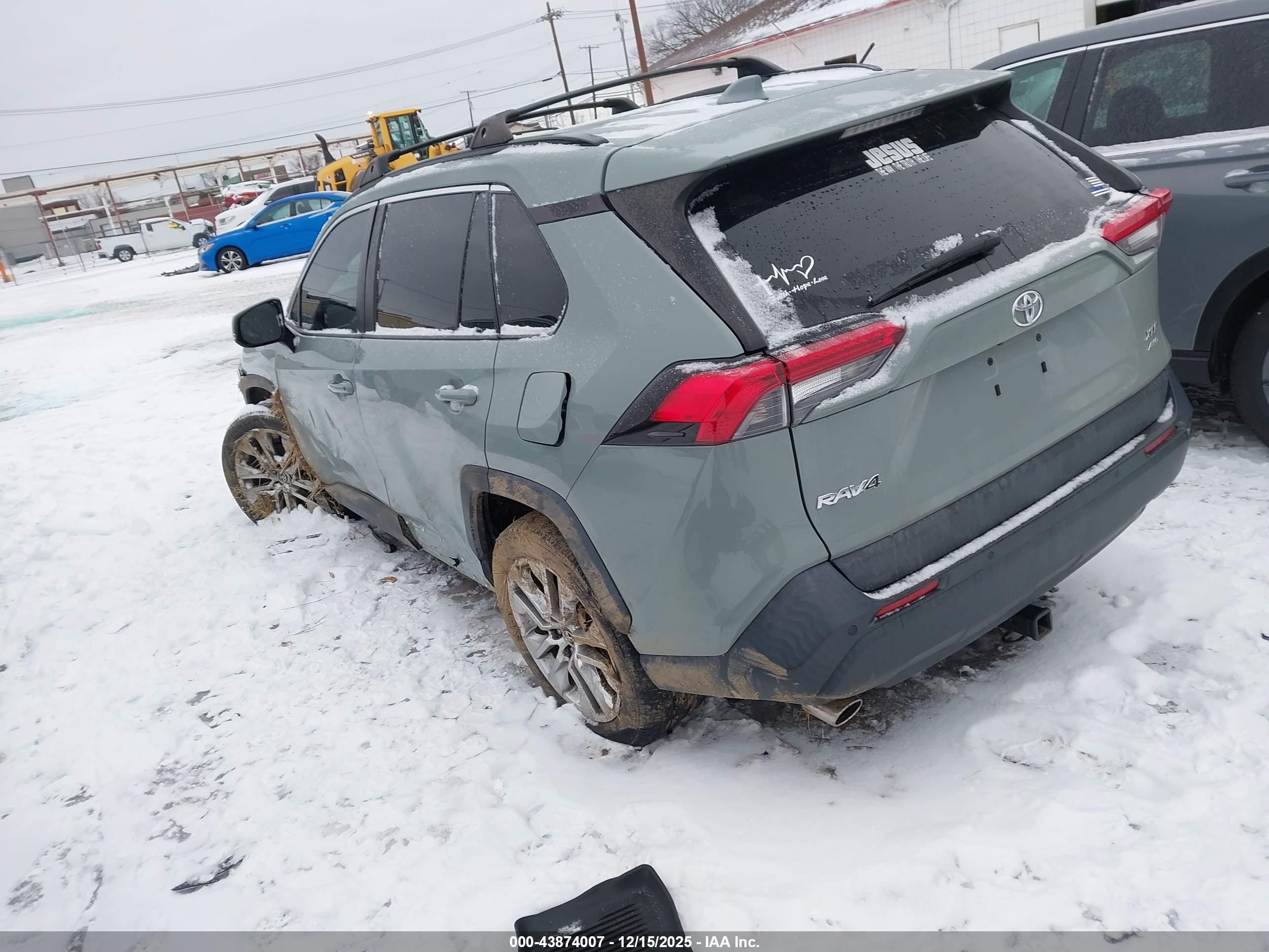 TOYOTA RAV4 image 3