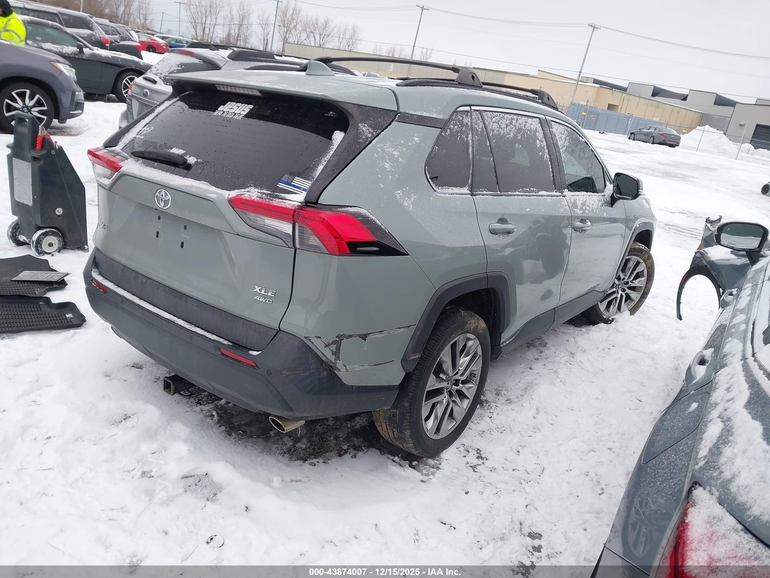 TOYOTA RAV4 image 4