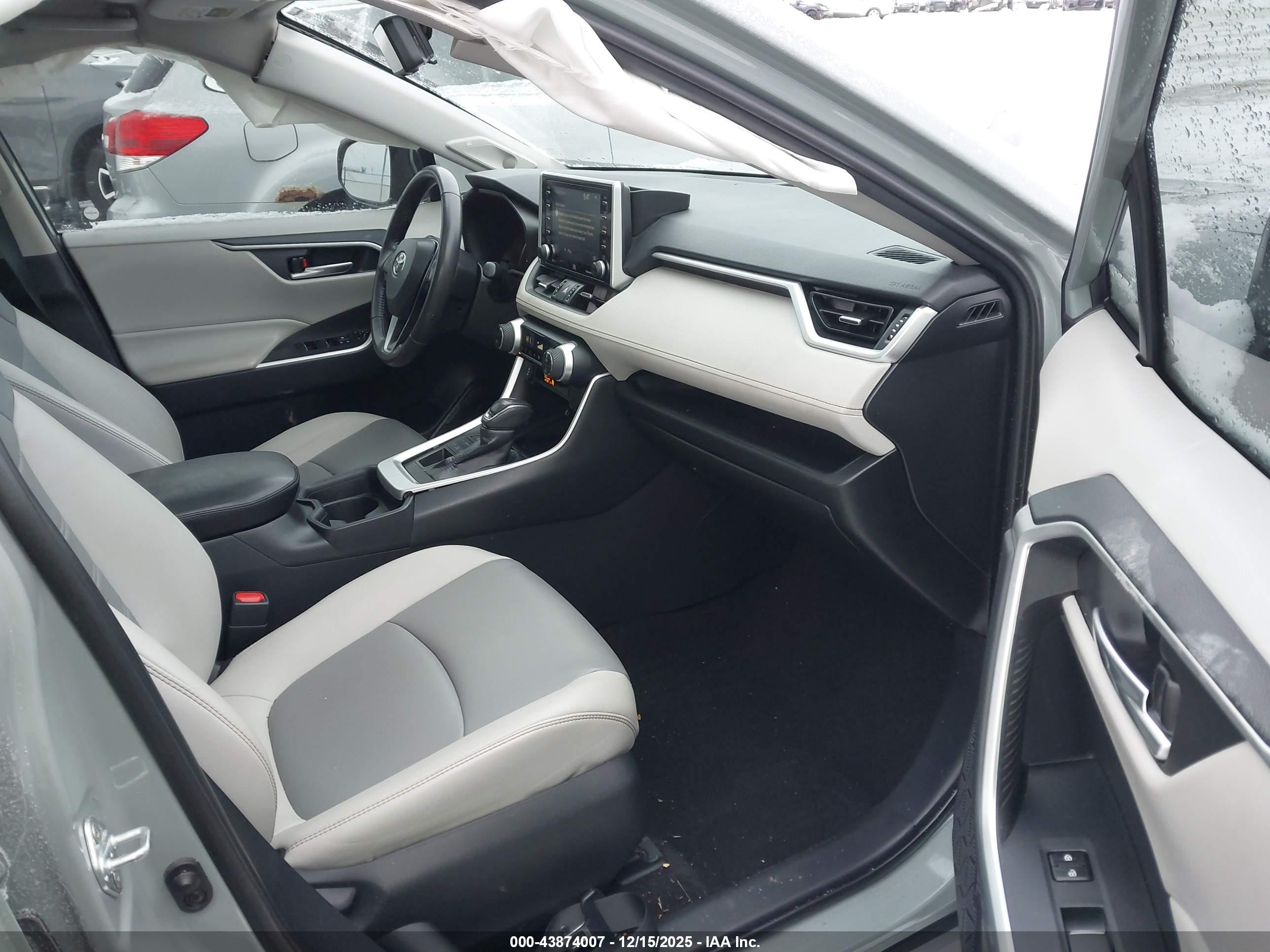 TOYOTA RAV4 image 5