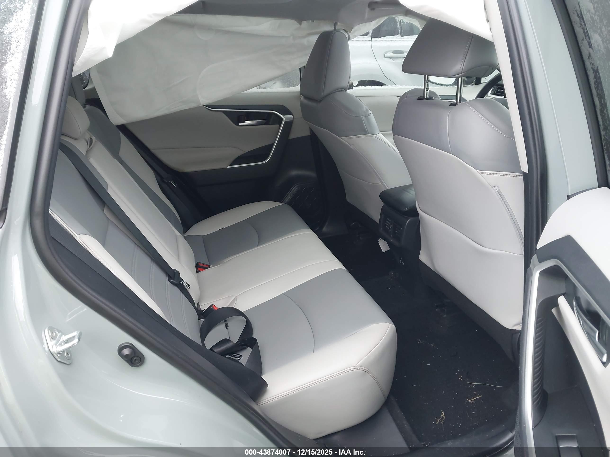 TOYOTA RAV4 image 8
