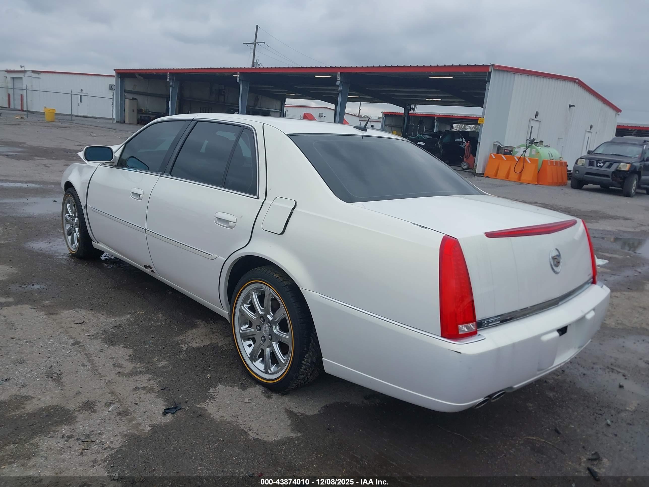 CADILLAC DTS image 3