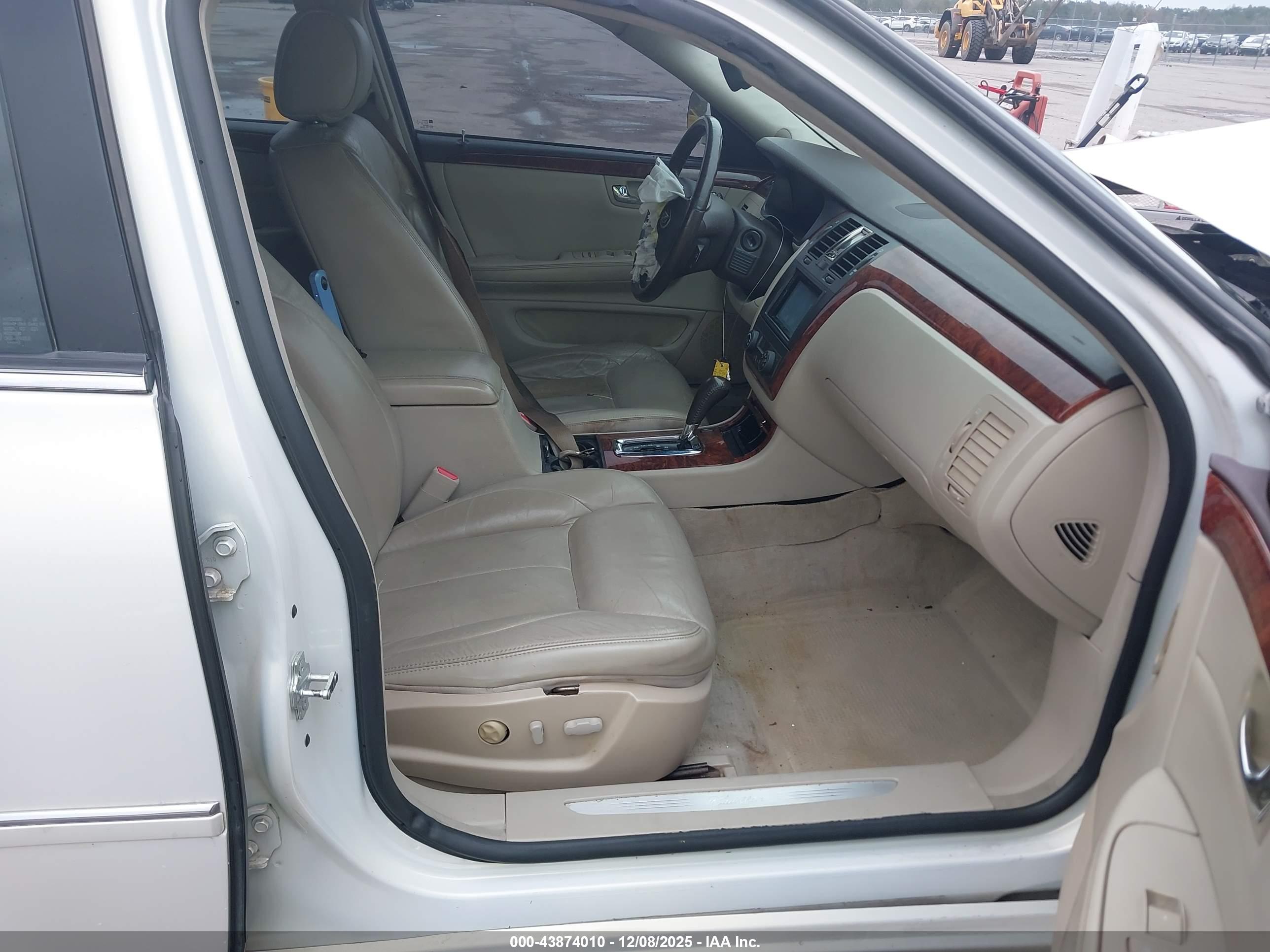 CADILLAC DTS image 5