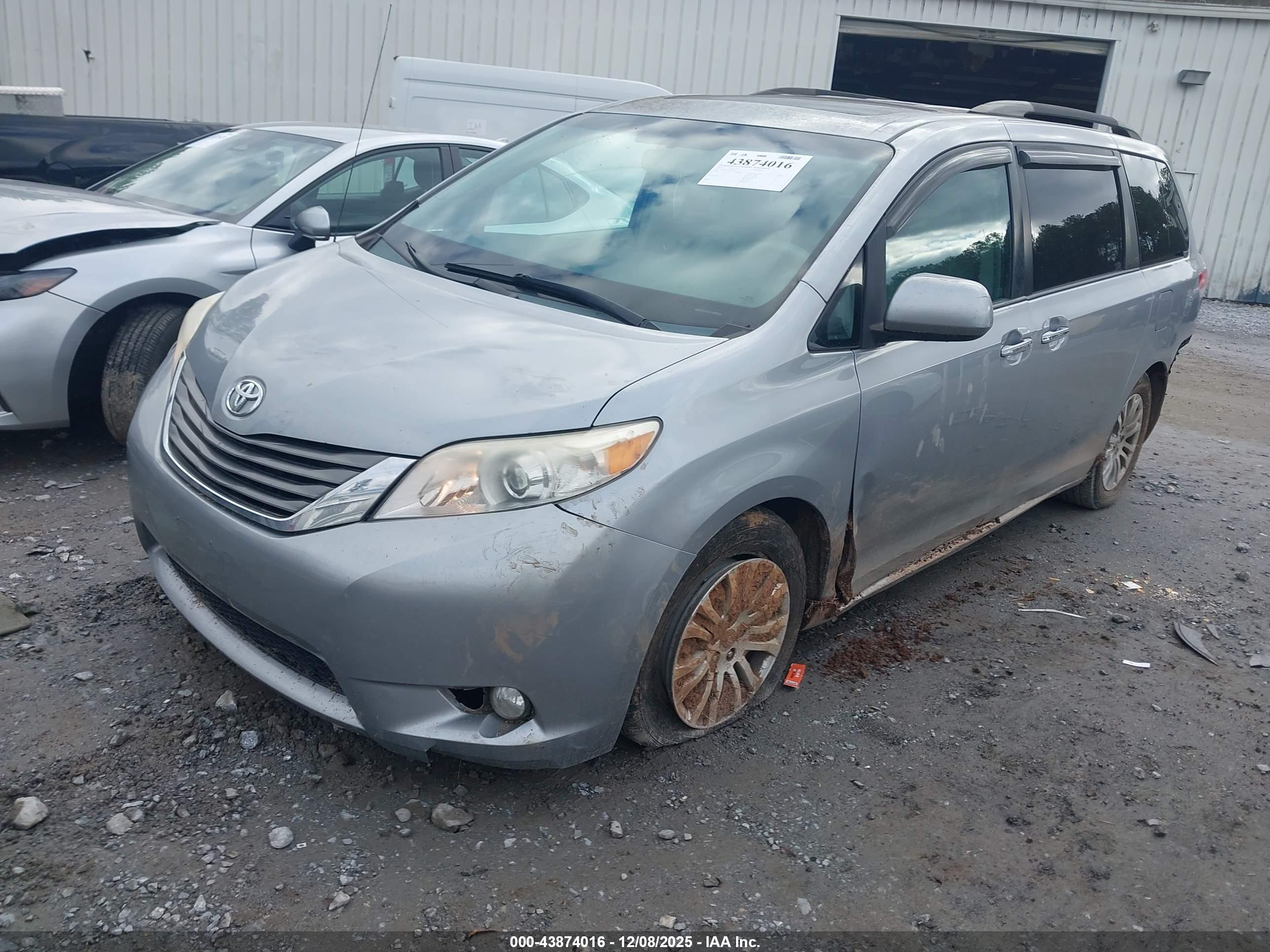 TOYOTA SIENNA image 2
