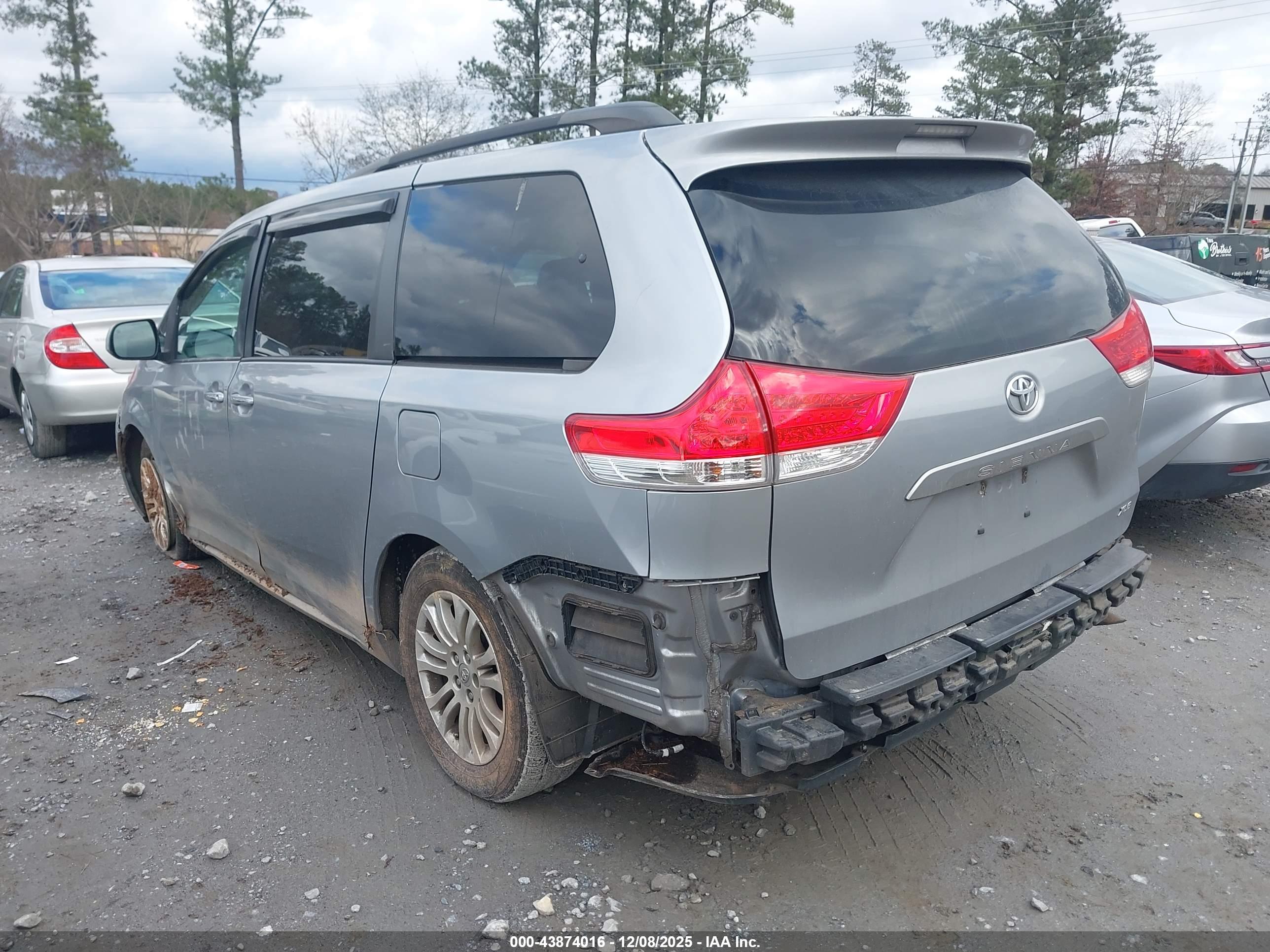 TOYOTA SIENNA image 3