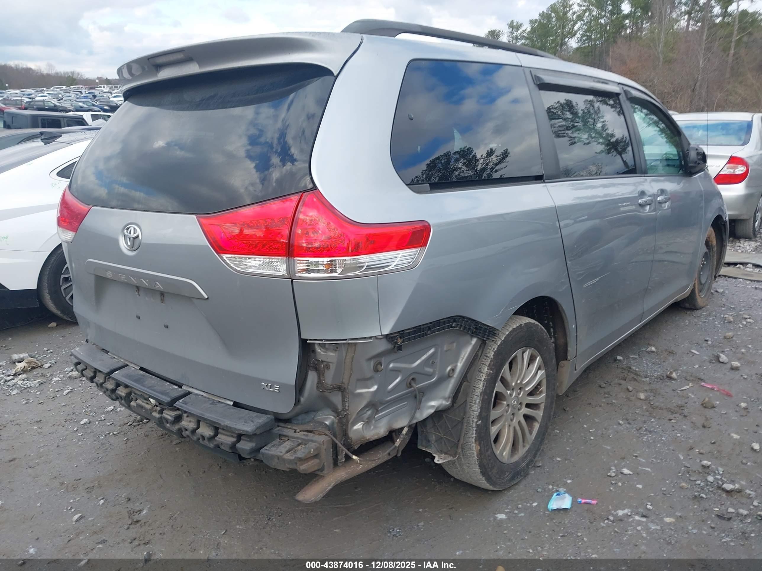 TOYOTA SIENNA image 4