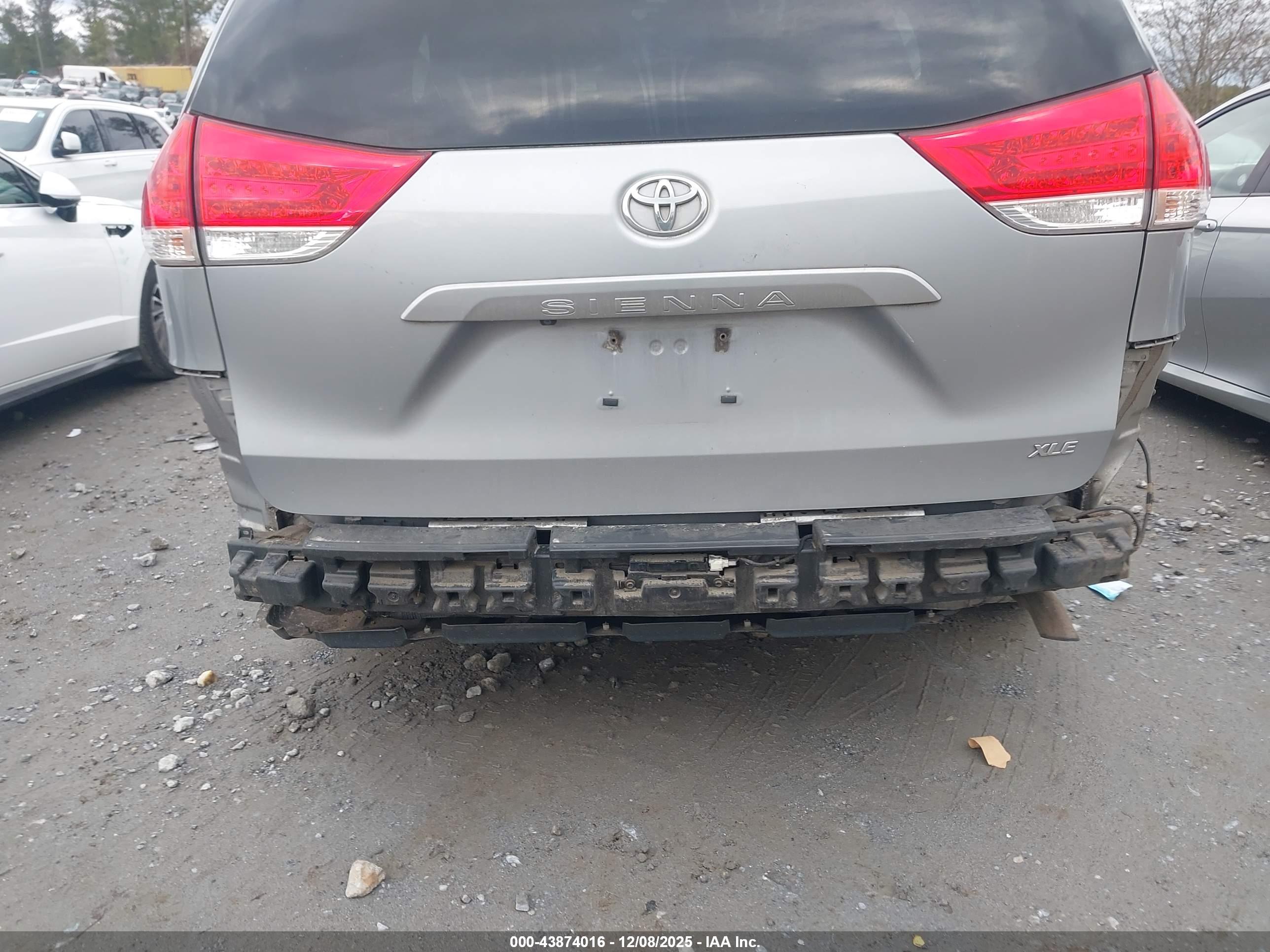 TOYOTA SIENNA image 6