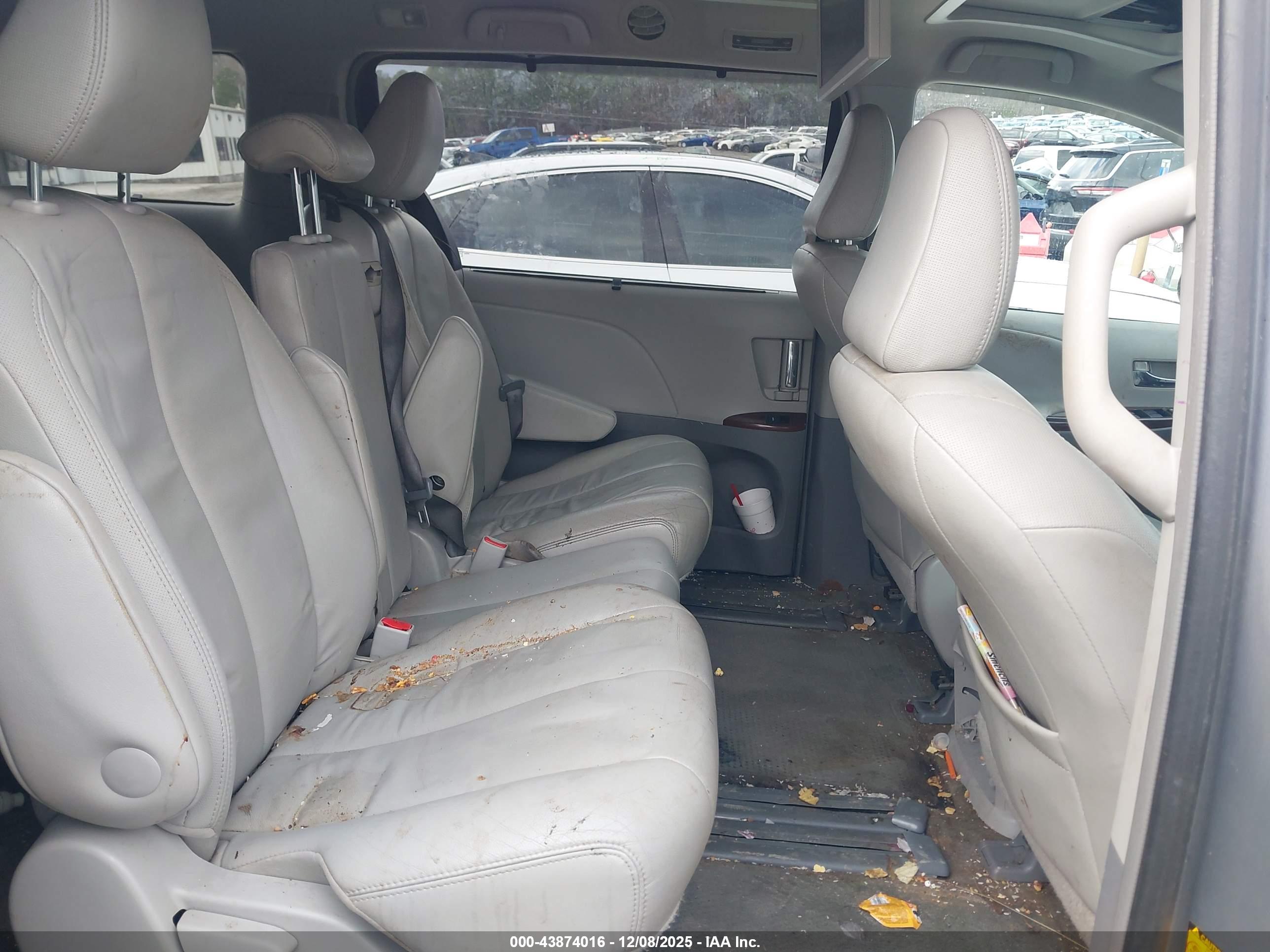 TOYOTA SIENNA image 8