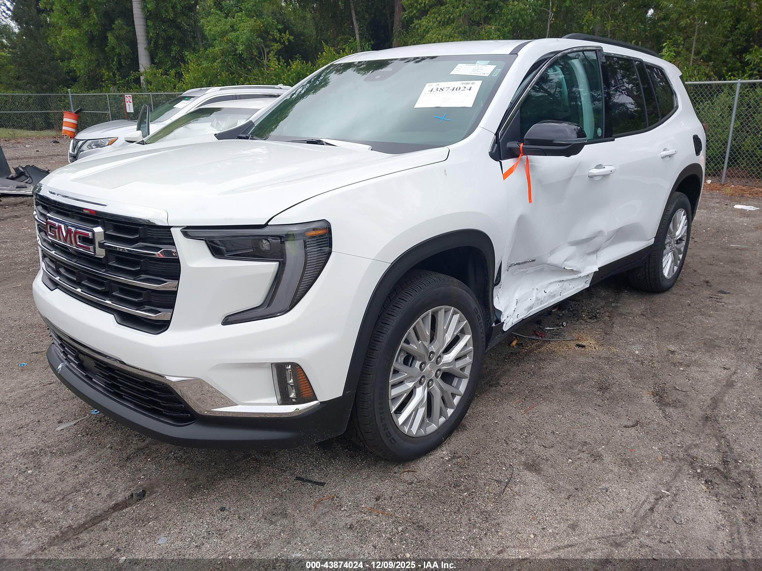 GMC ACADIA image 2