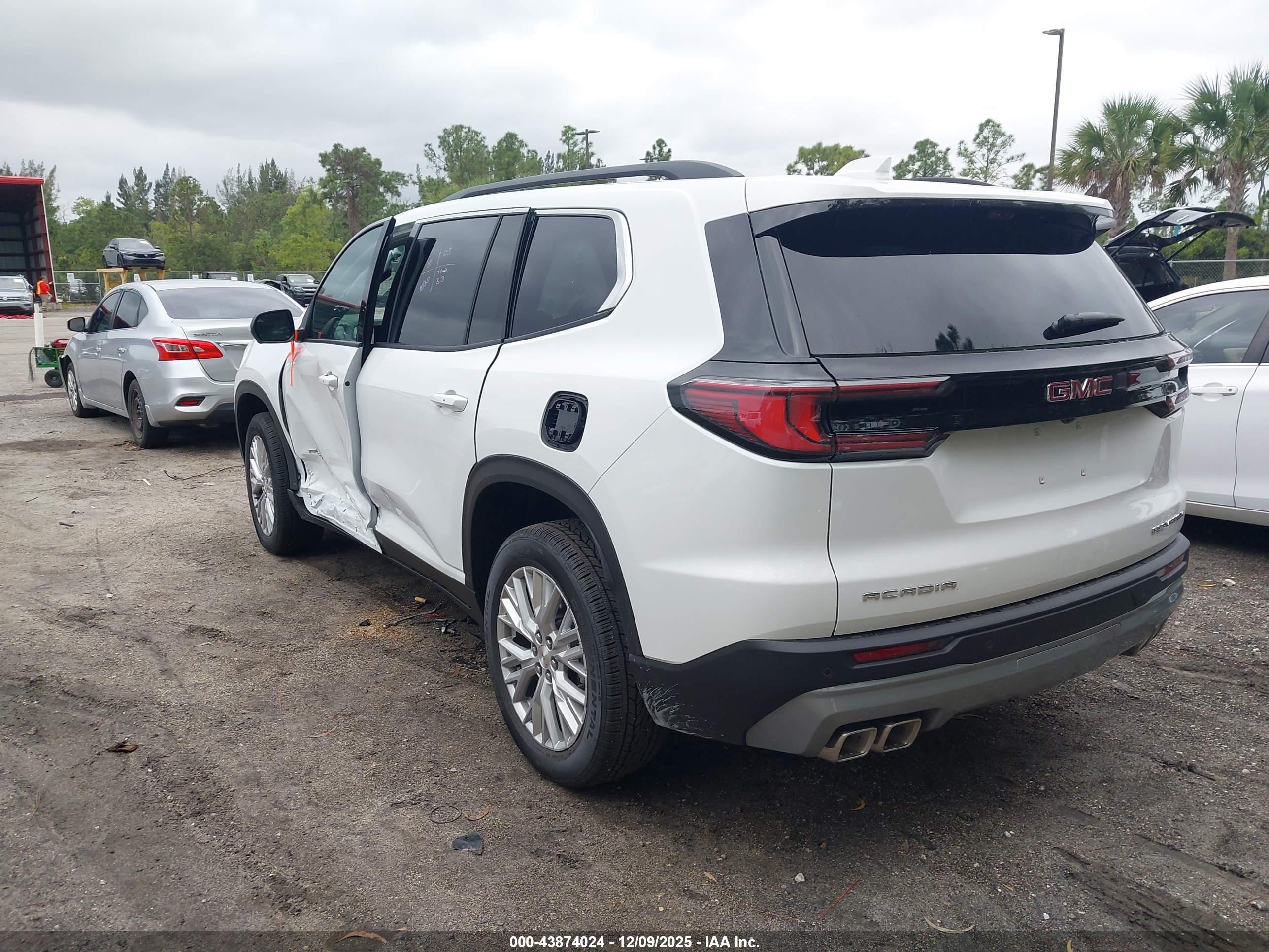 GMC ACADIA image 3