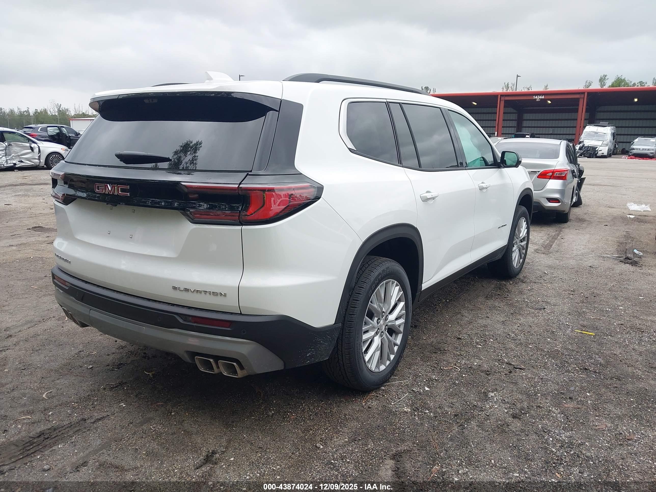 GMC ACADIA image 4