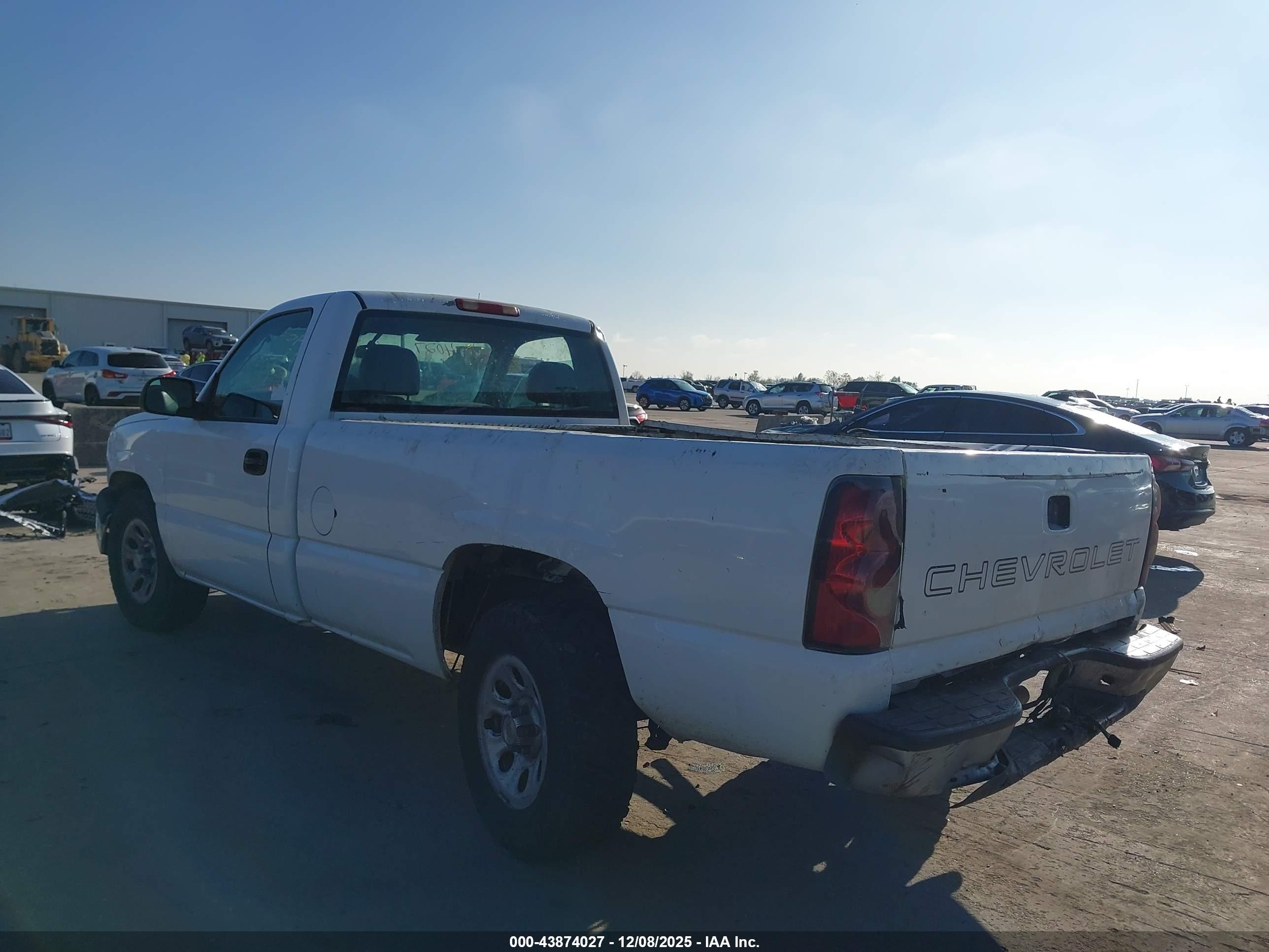 CHEVROLET SILVERADO image 3