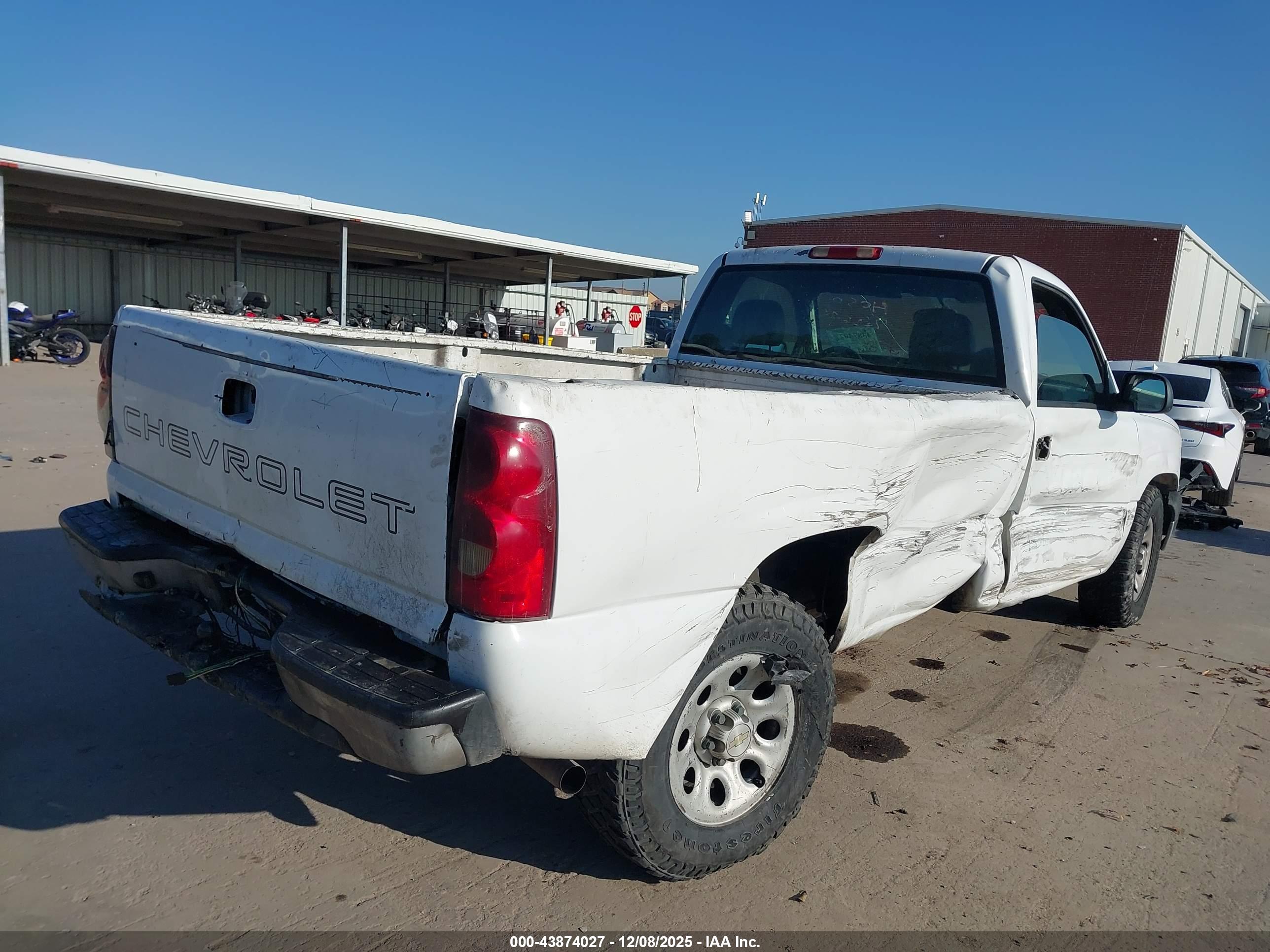 CHEVROLET SILVERADO image 4