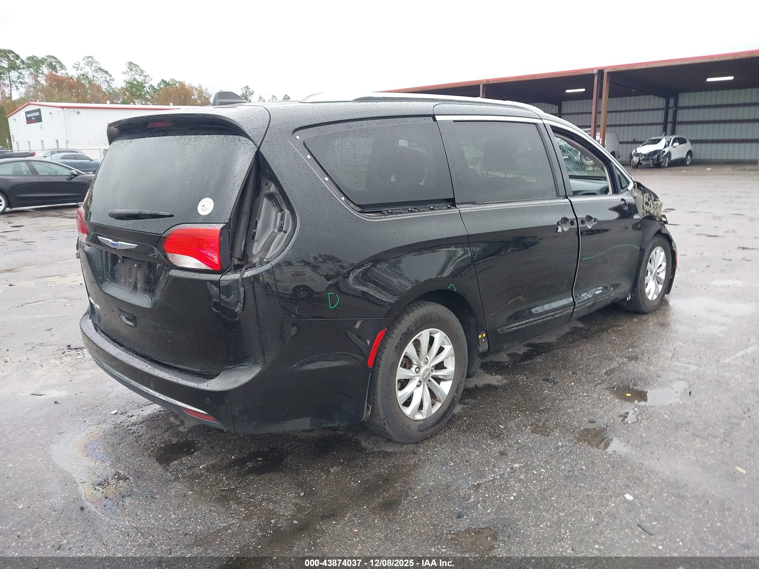 CHRYSLER PACIFICA image 4