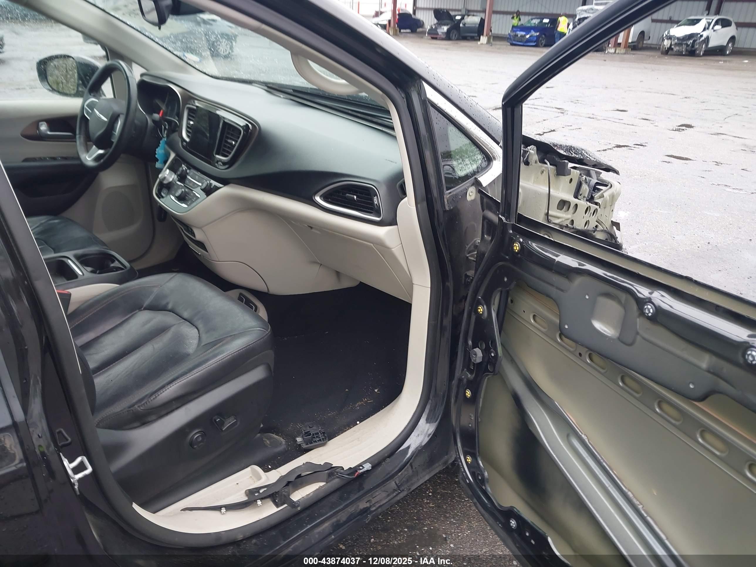 CHRYSLER PACIFICA image 5