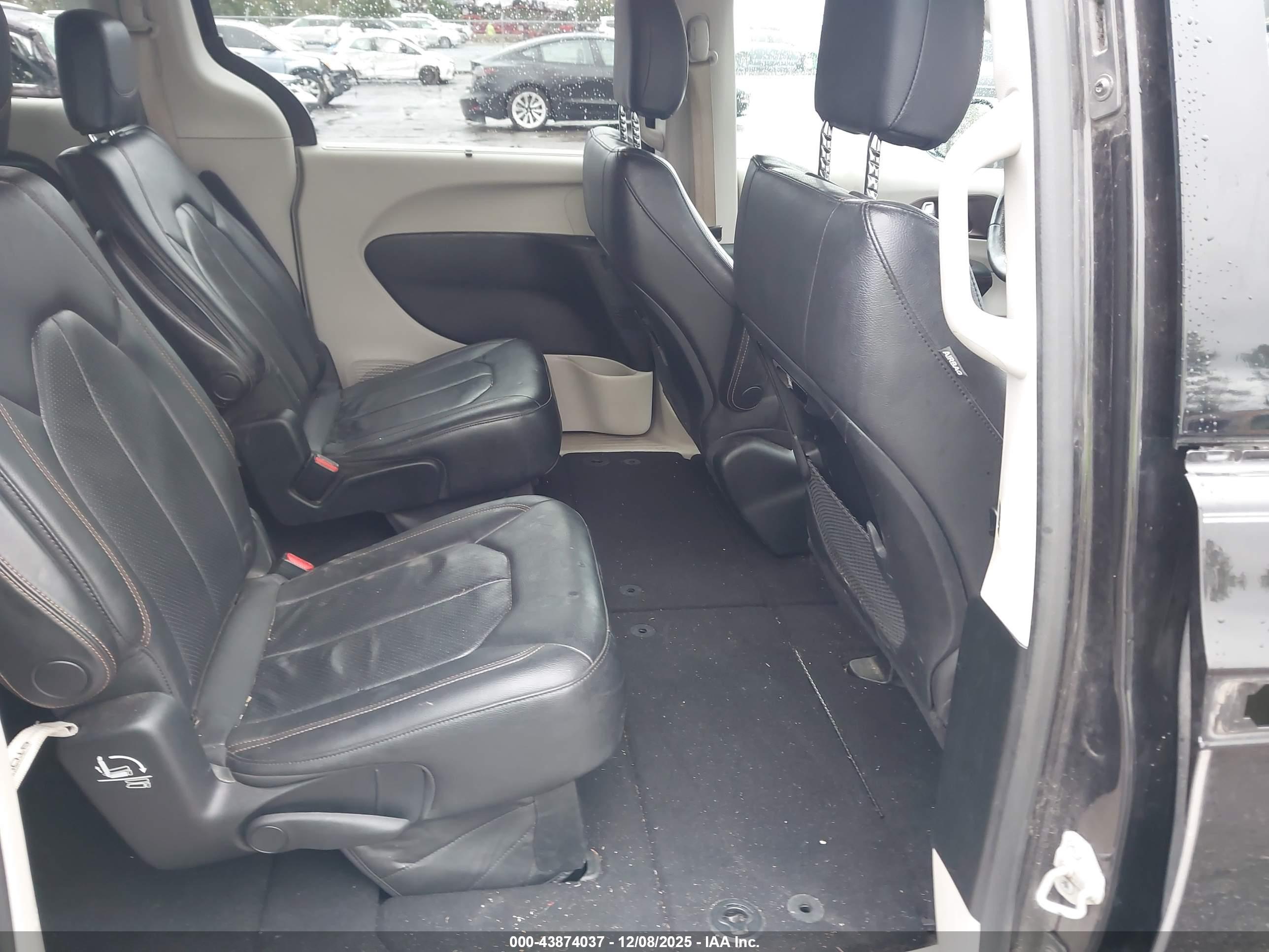 CHRYSLER PACIFICA image 8