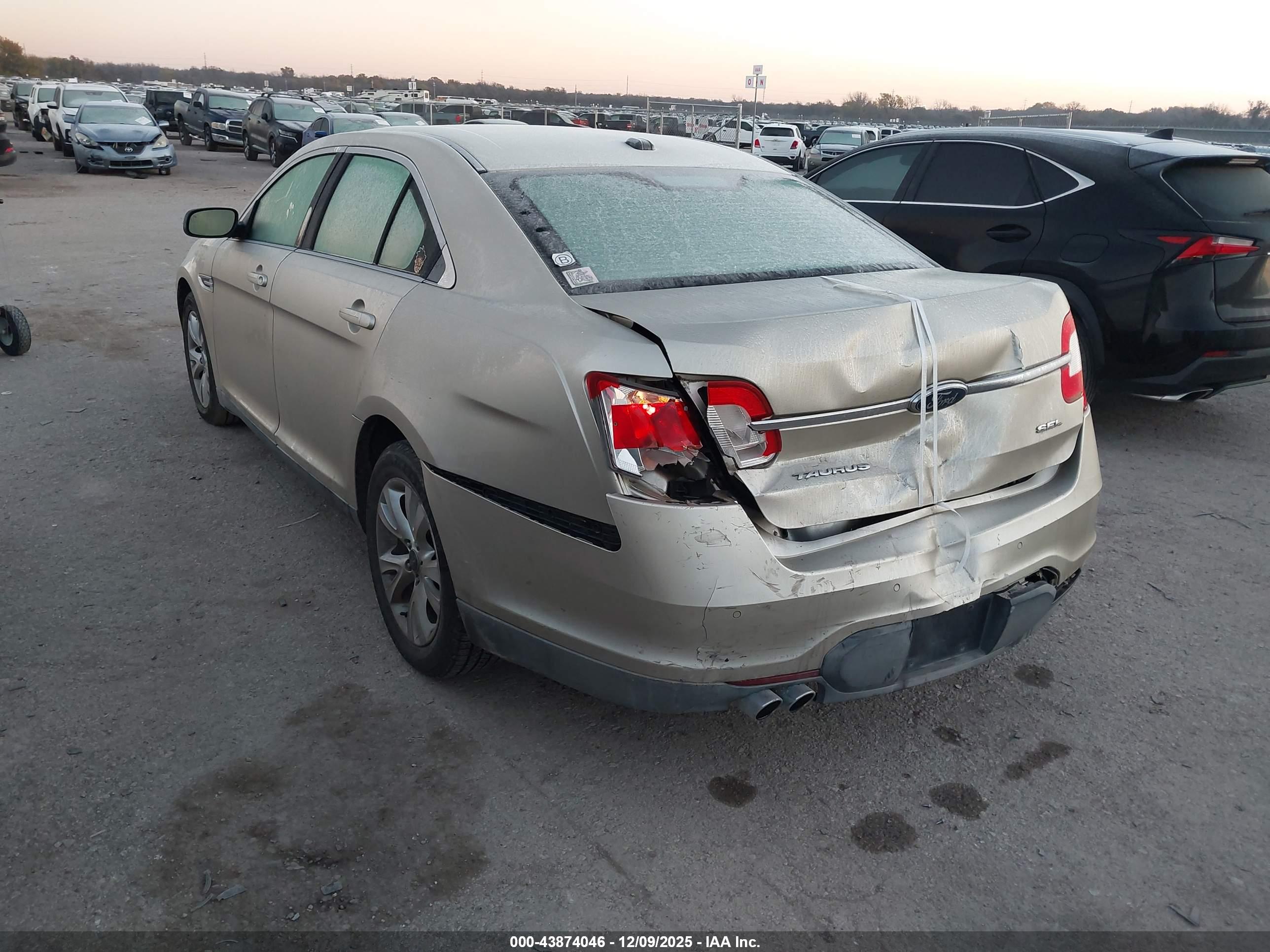 FORD TAURUS image 3
