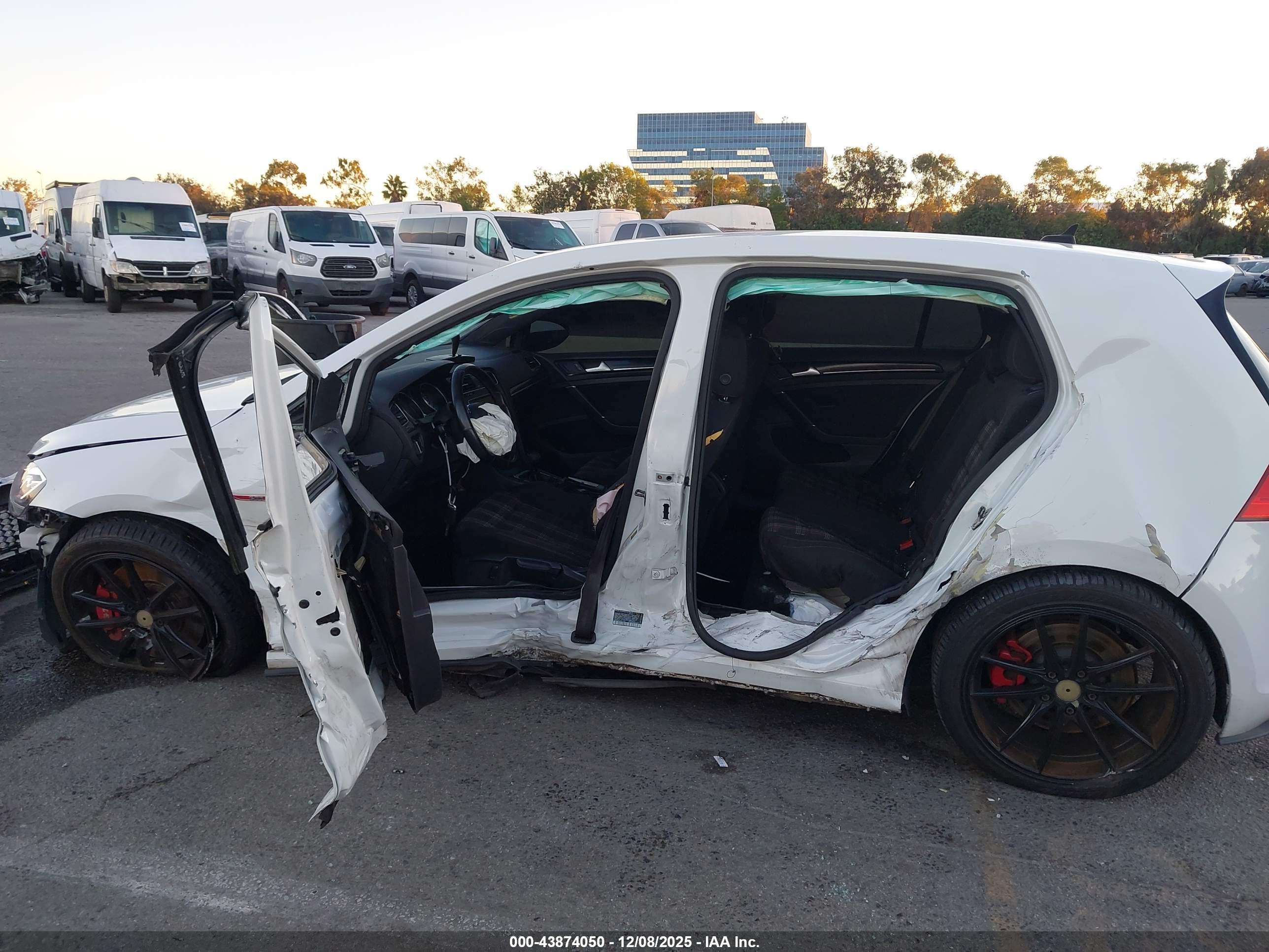 VOLKSWAGEN GOLF image 6