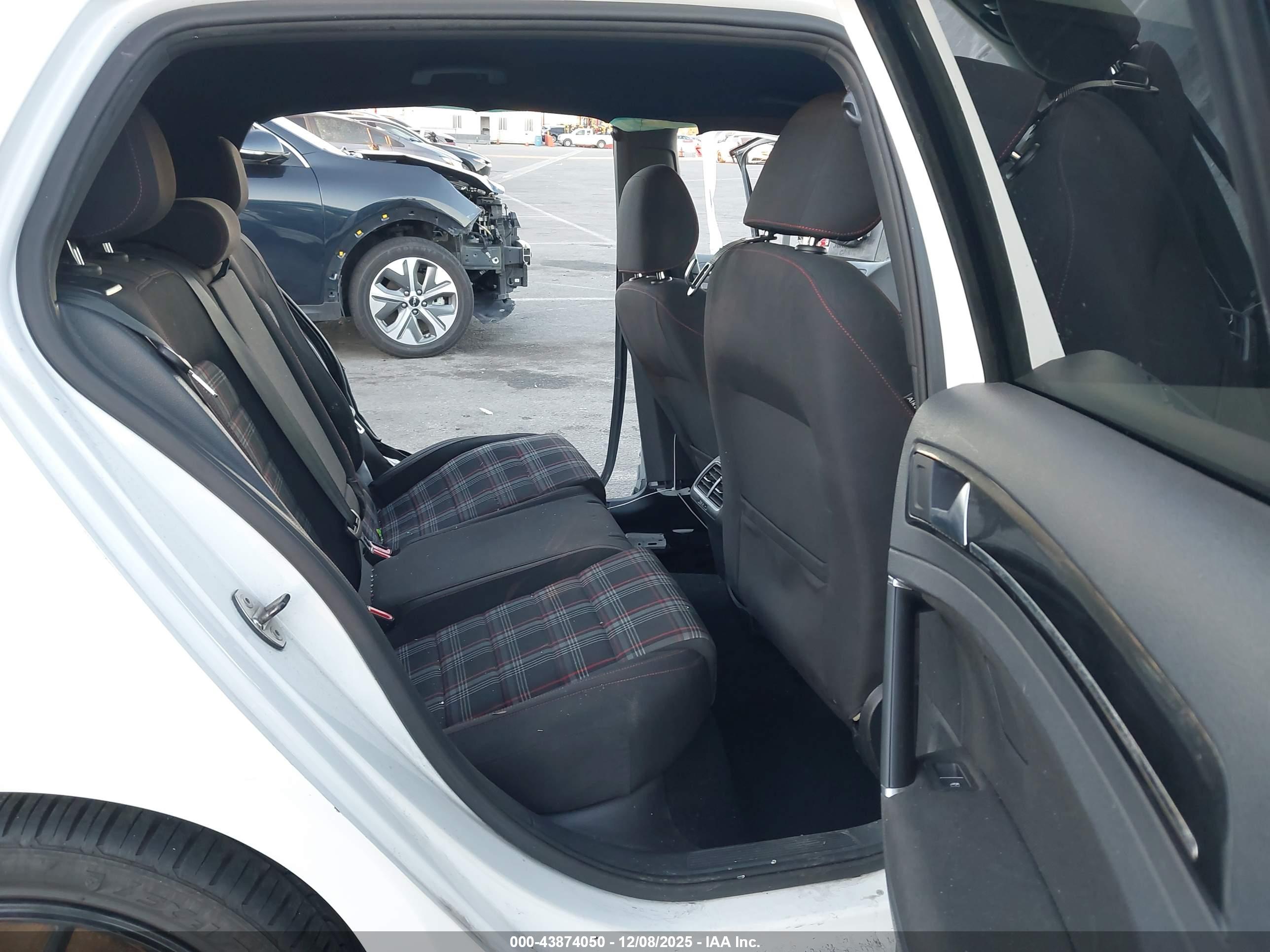 VOLKSWAGEN GOLF image 8