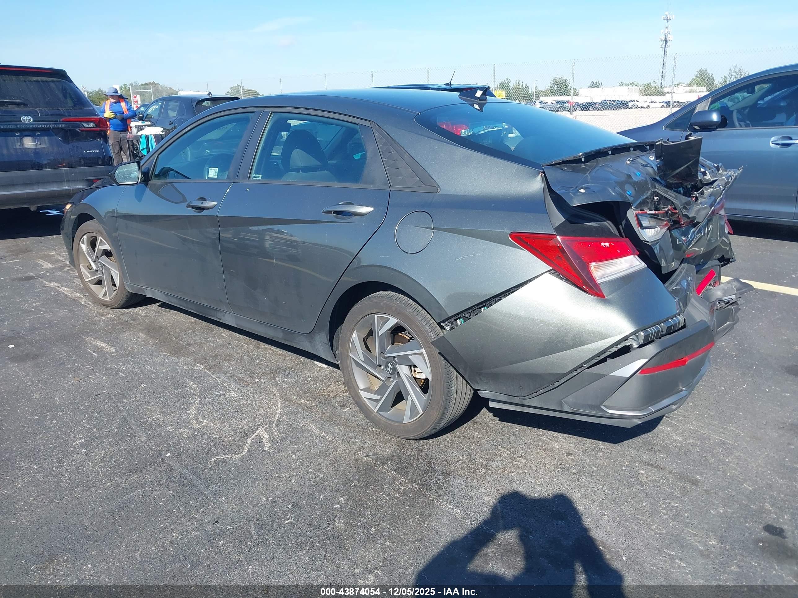 HYUNDAI ELANTRA image 3