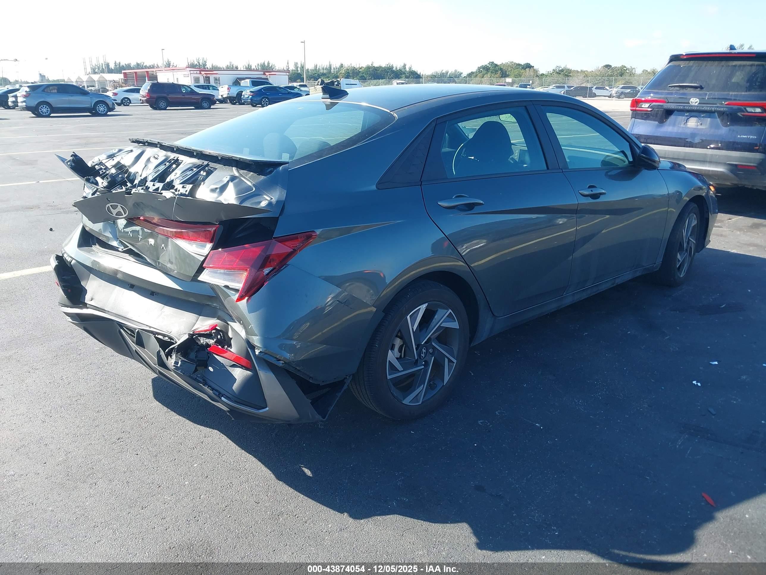 HYUNDAI ELANTRA image 4