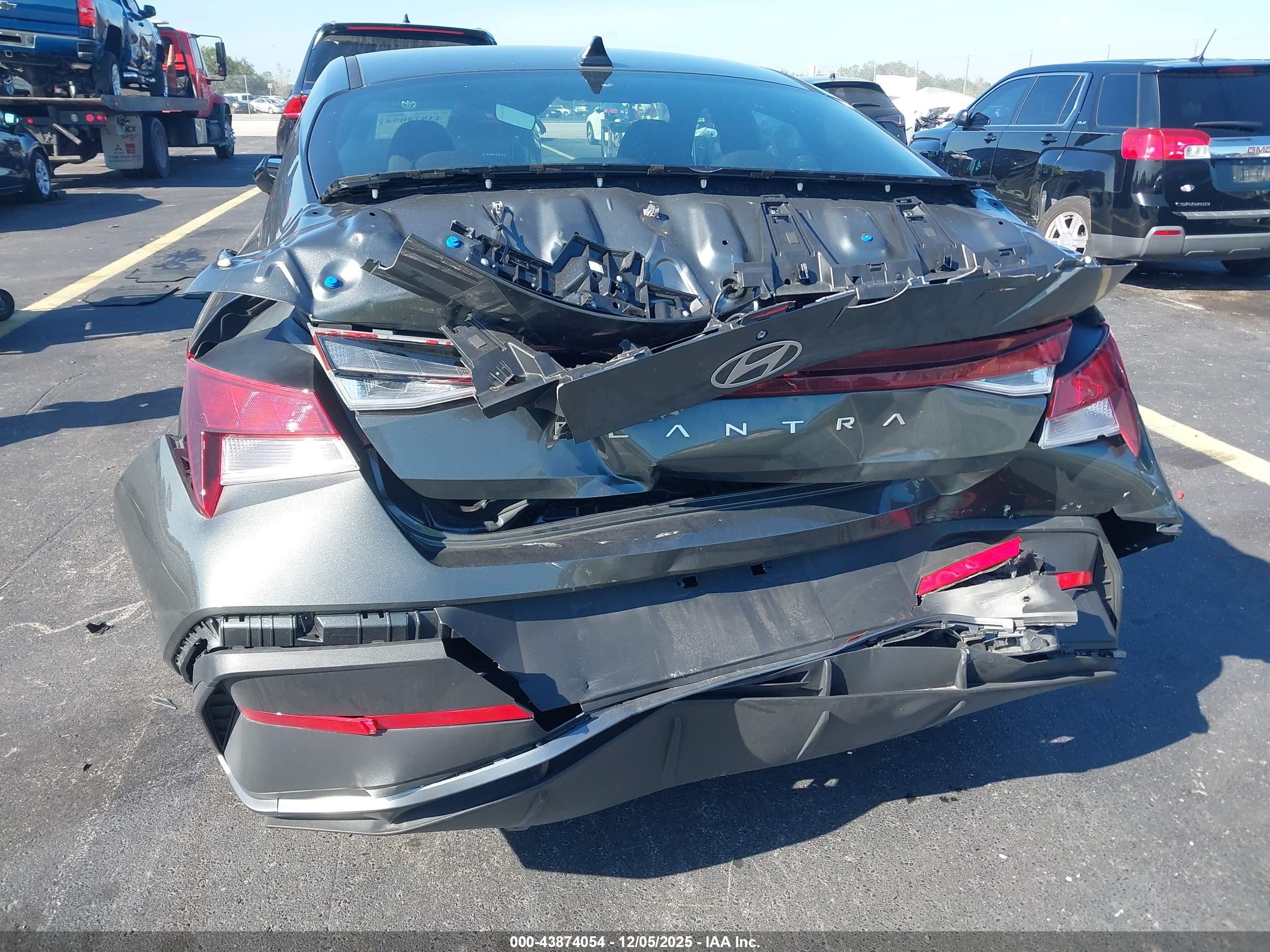 HYUNDAI ELANTRA image 6