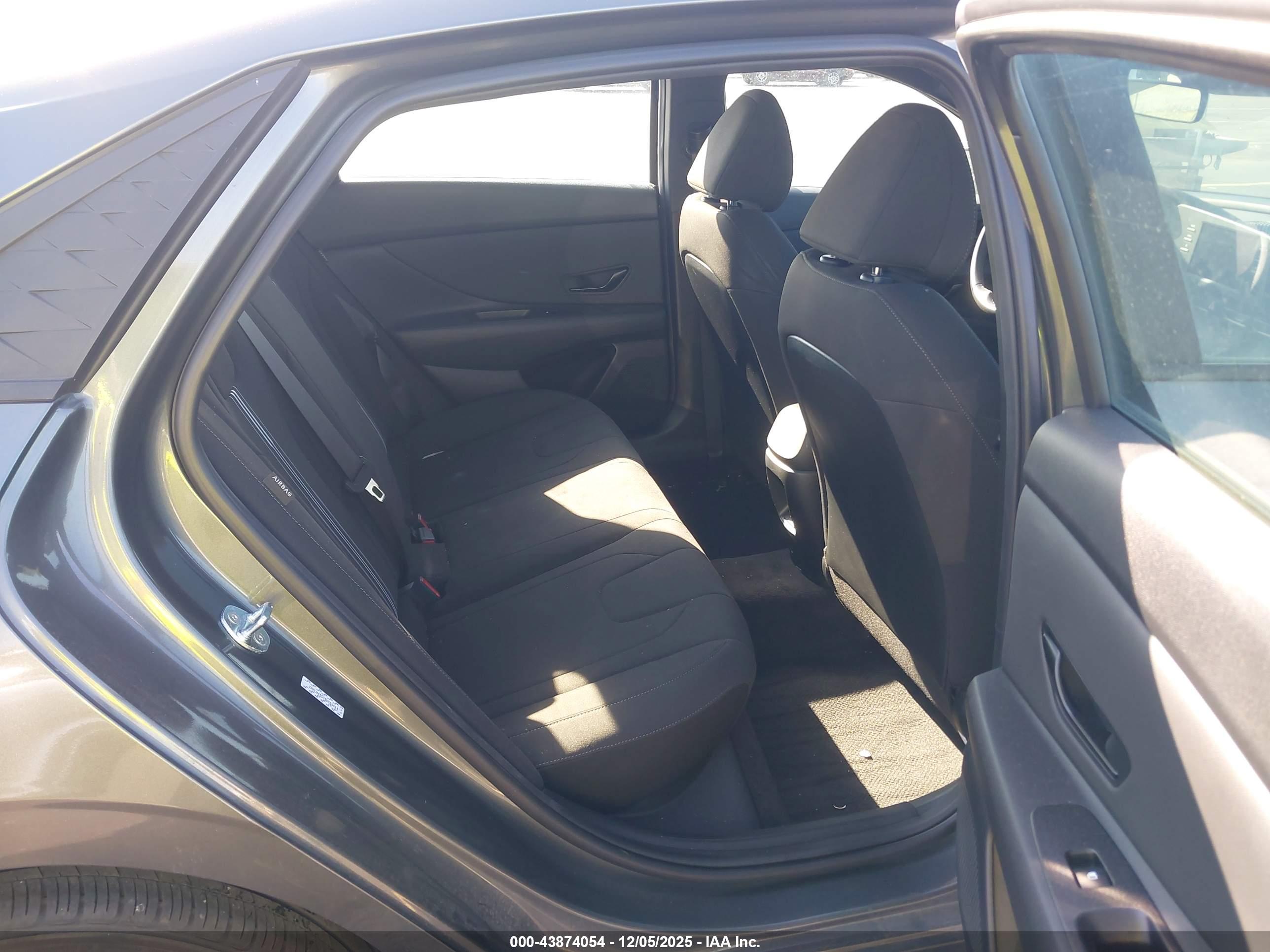 HYUNDAI ELANTRA image 8