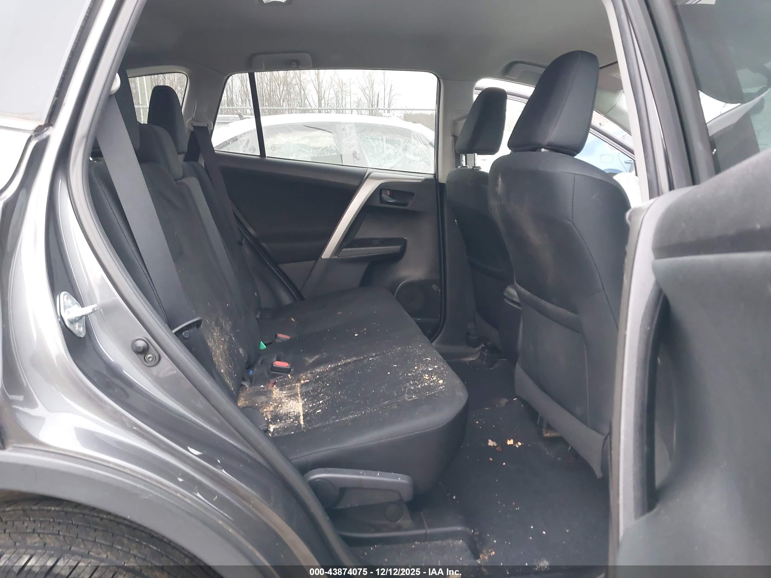 TOYOTA RAV4 image 8