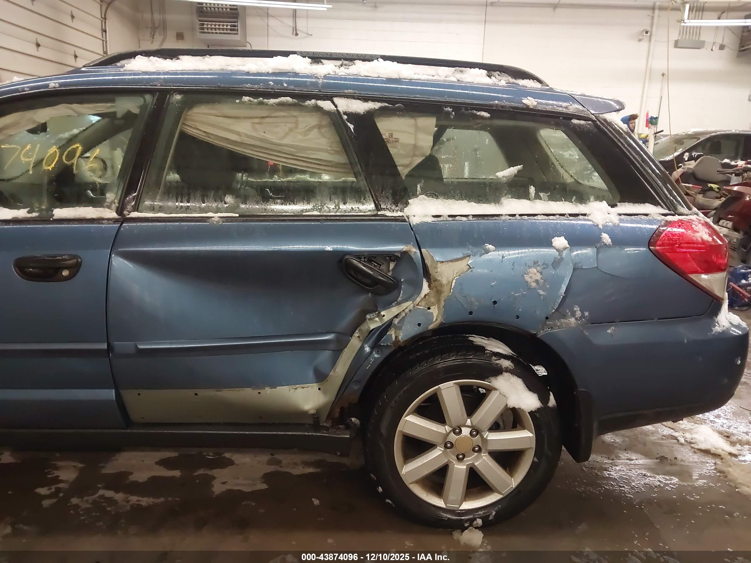 SUBARU OUTBACK image 6
