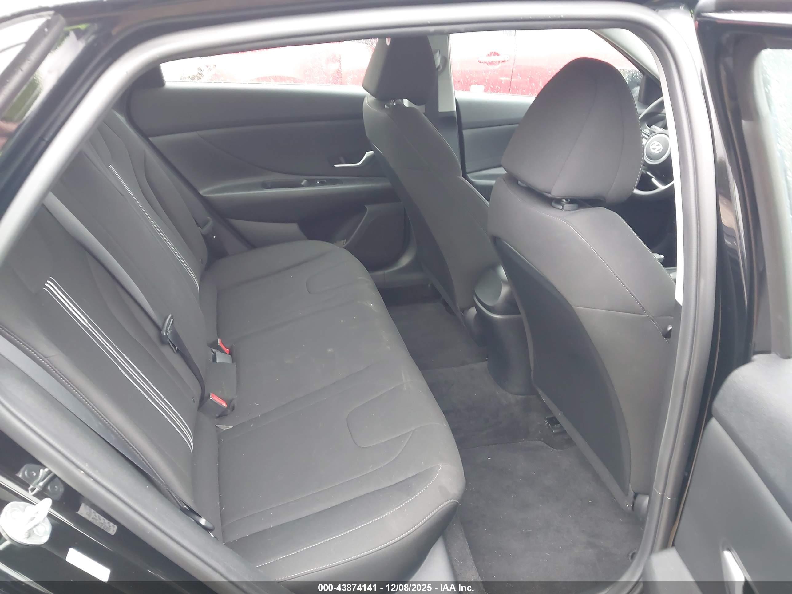 HYUNDAI ELANTRA image 8
