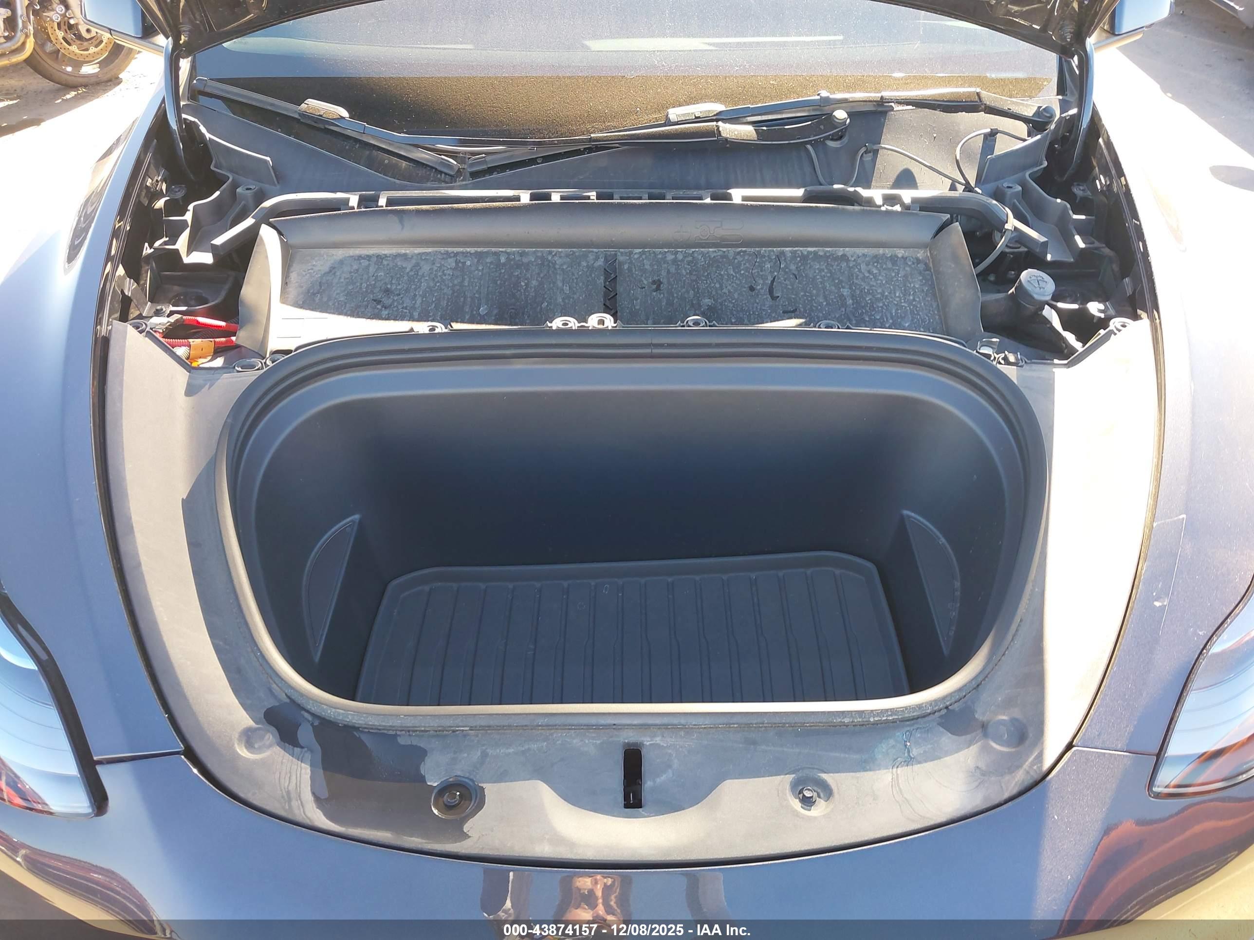 TESLA MODEL image 10
