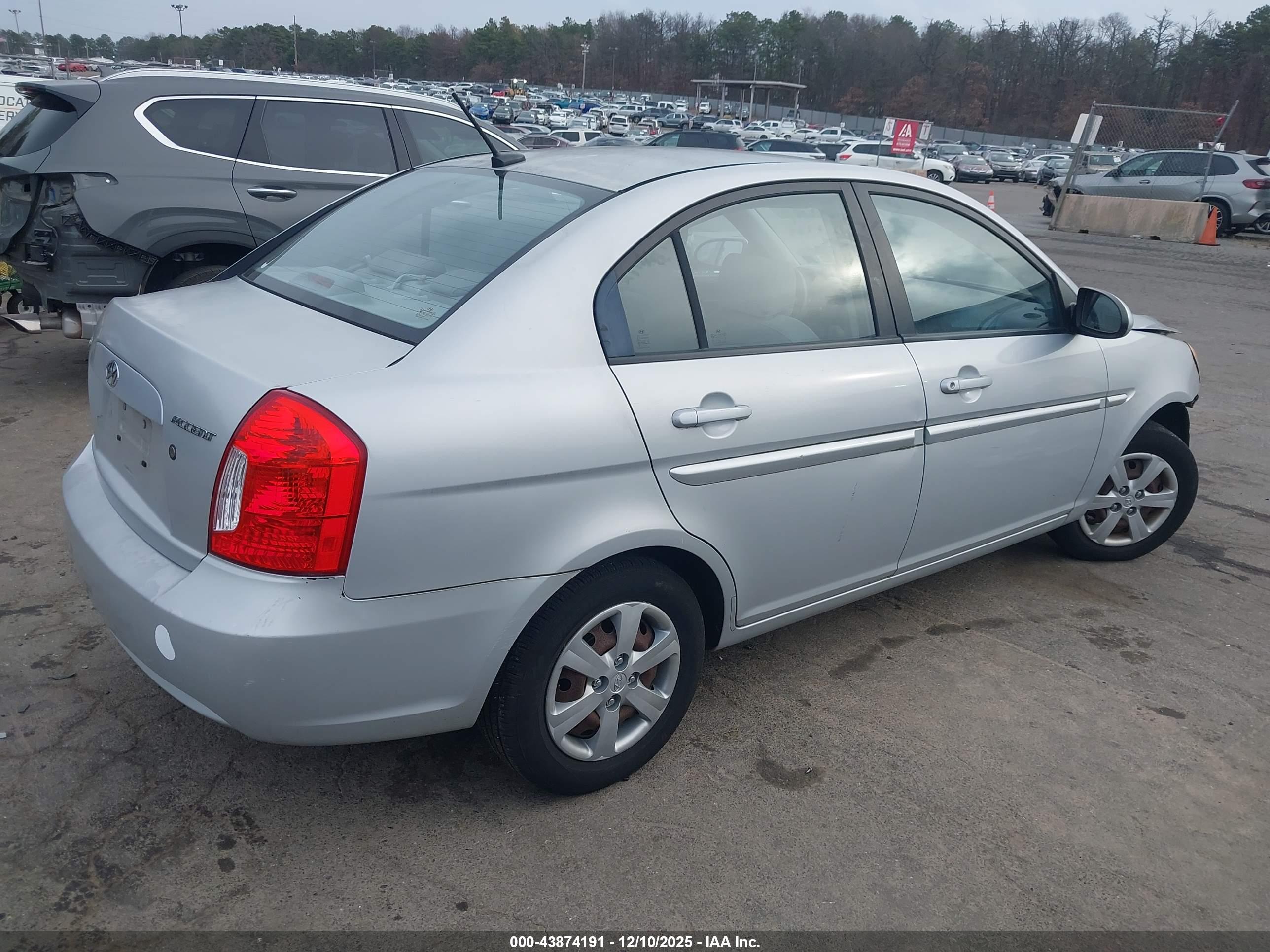 HYUNDAI ACCENT image 4