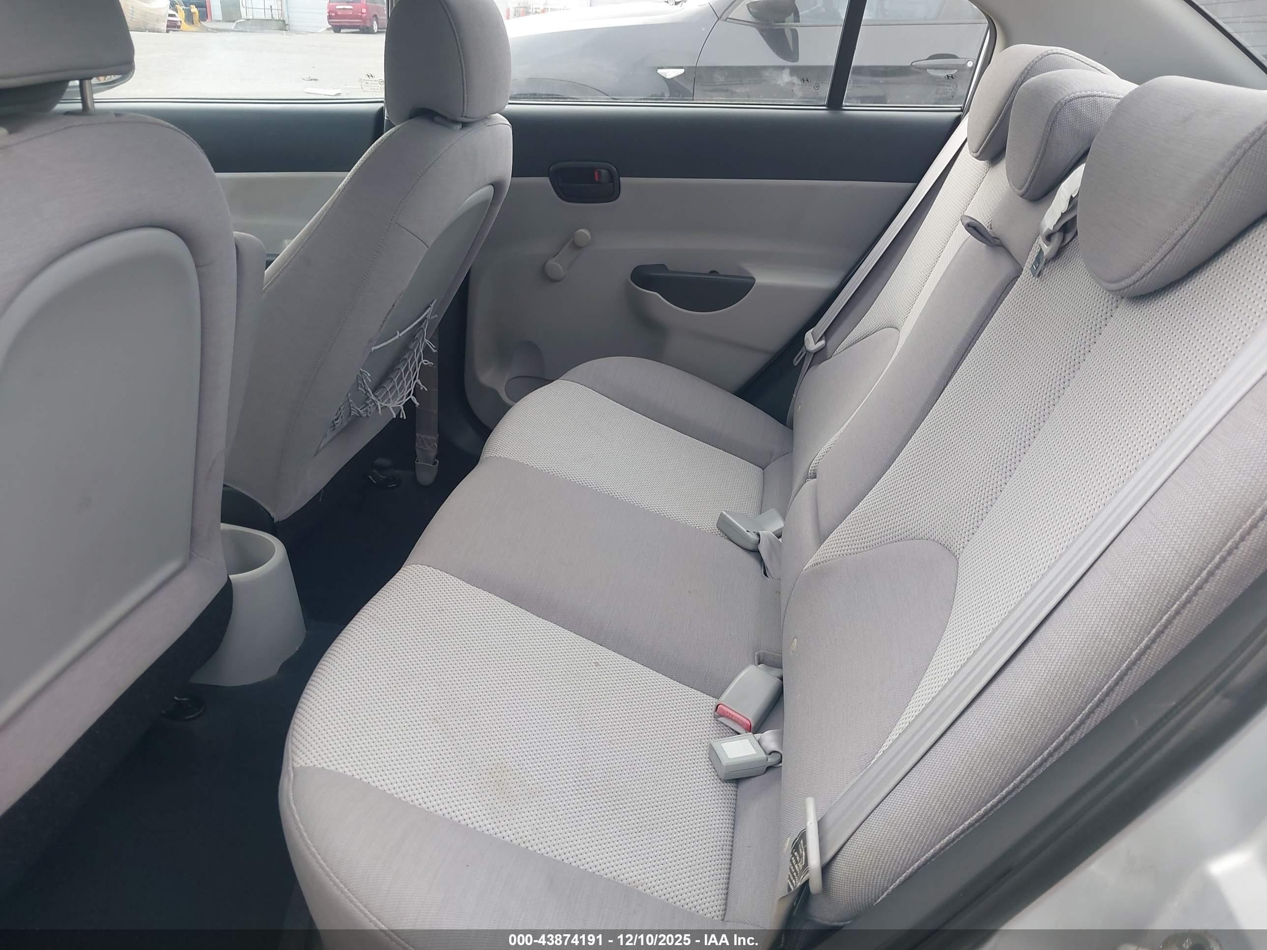 HYUNDAI ACCENT image 8