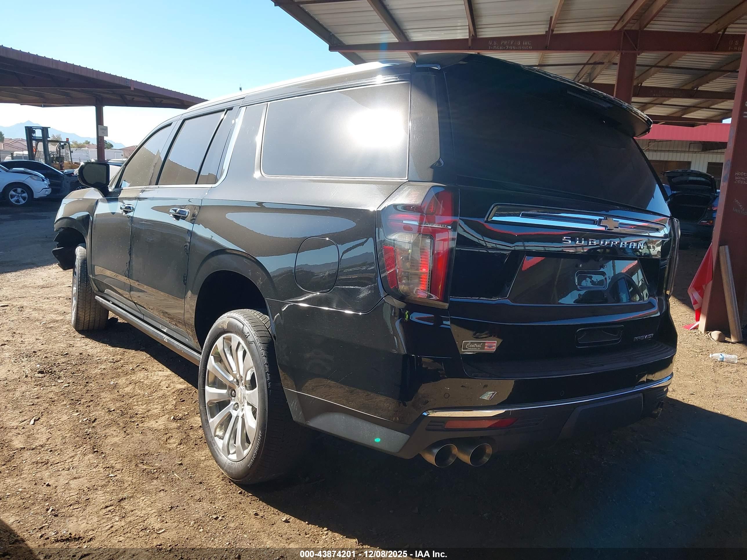 CHEVROLET SUBURBAN image 3