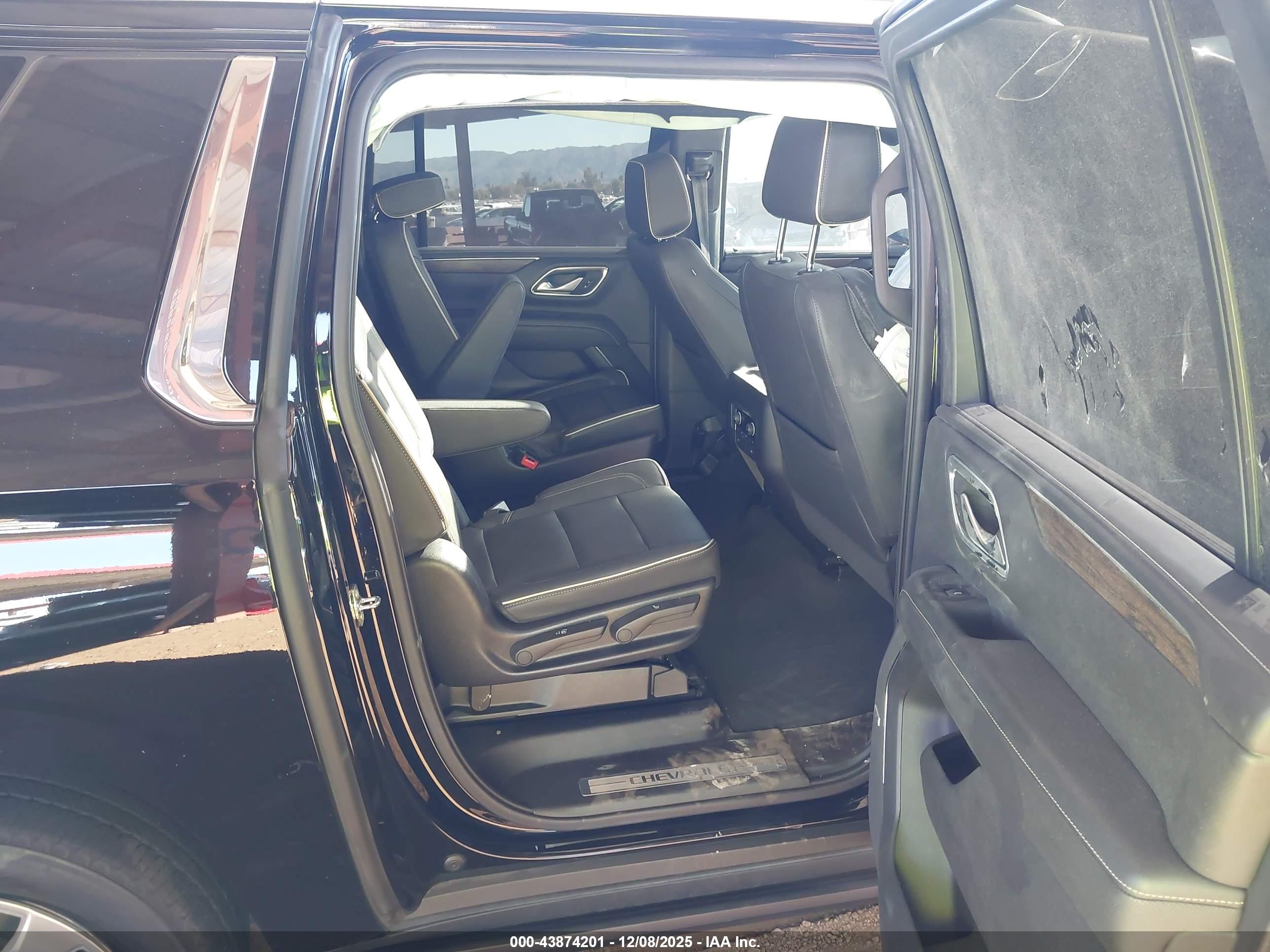 CHEVROLET SUBURBAN image 8