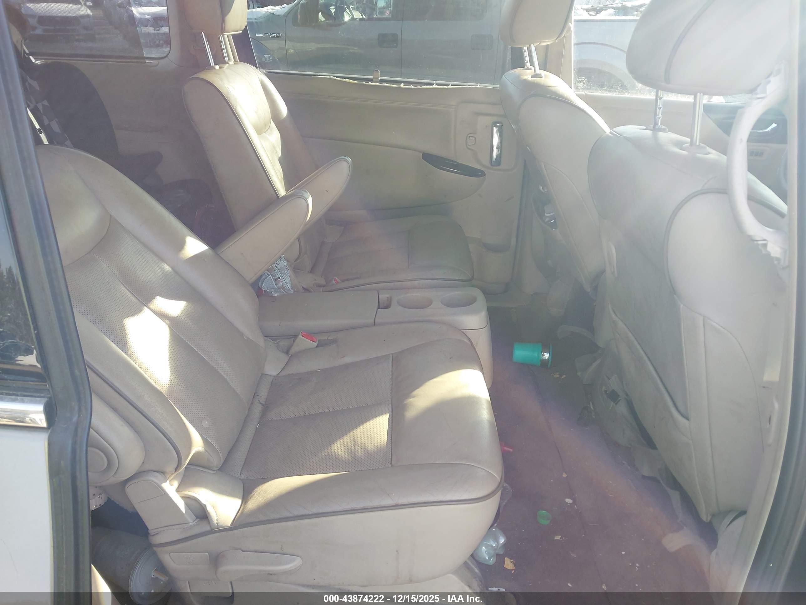 NISSAN QUEST image 8