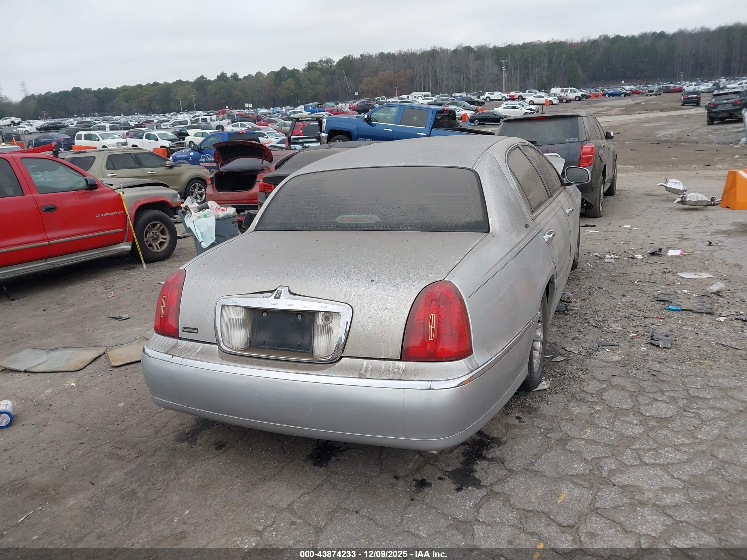 LINCOLN TOWN image 4
