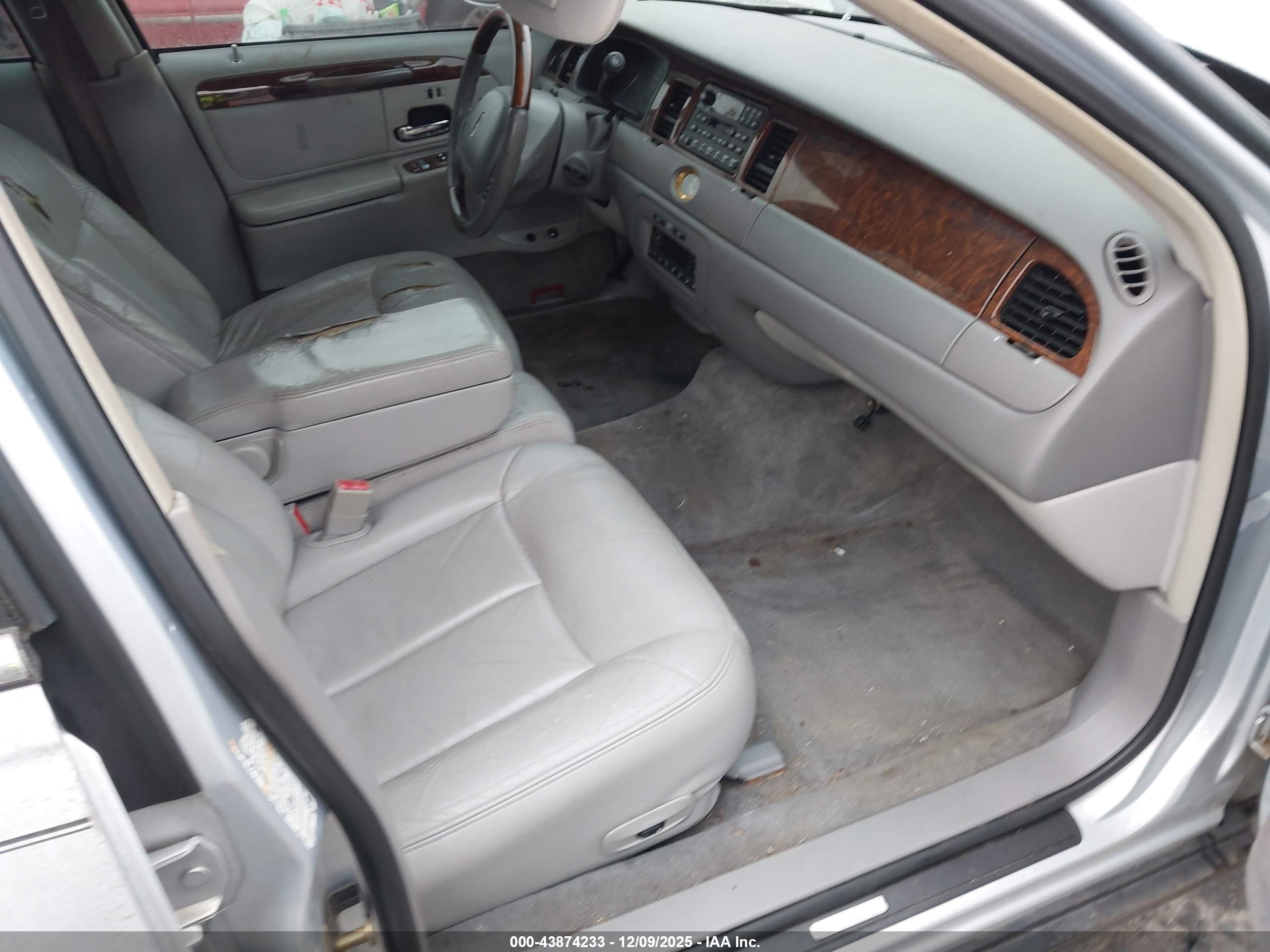 LINCOLN TOWN image 5