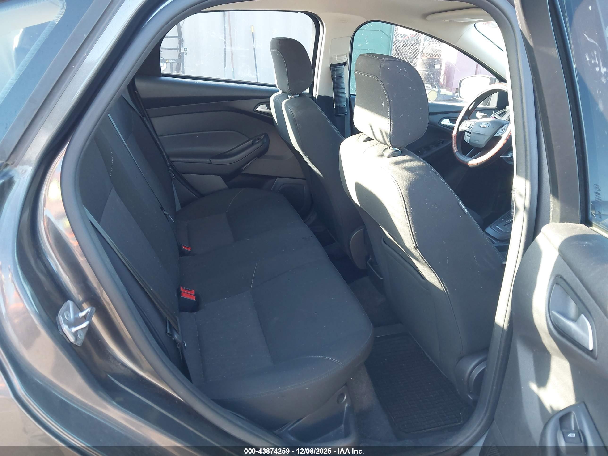 FORD FOCUS image 8