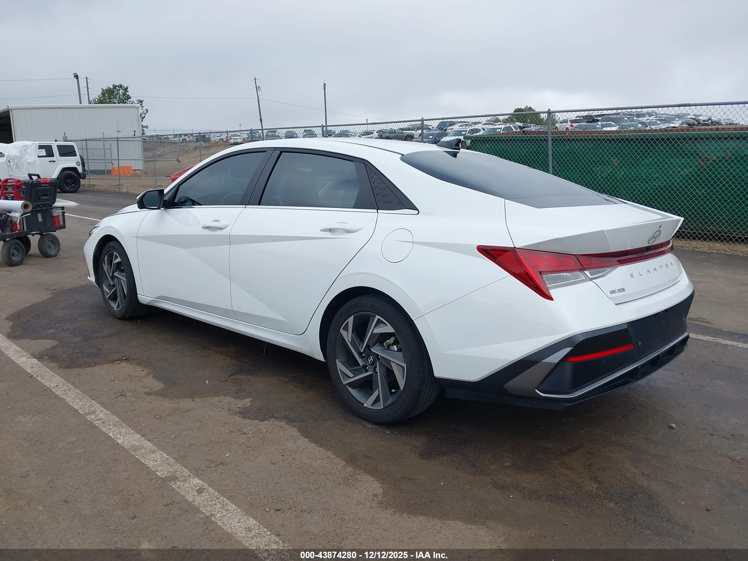 HYUNDAI ELANTRA image 3