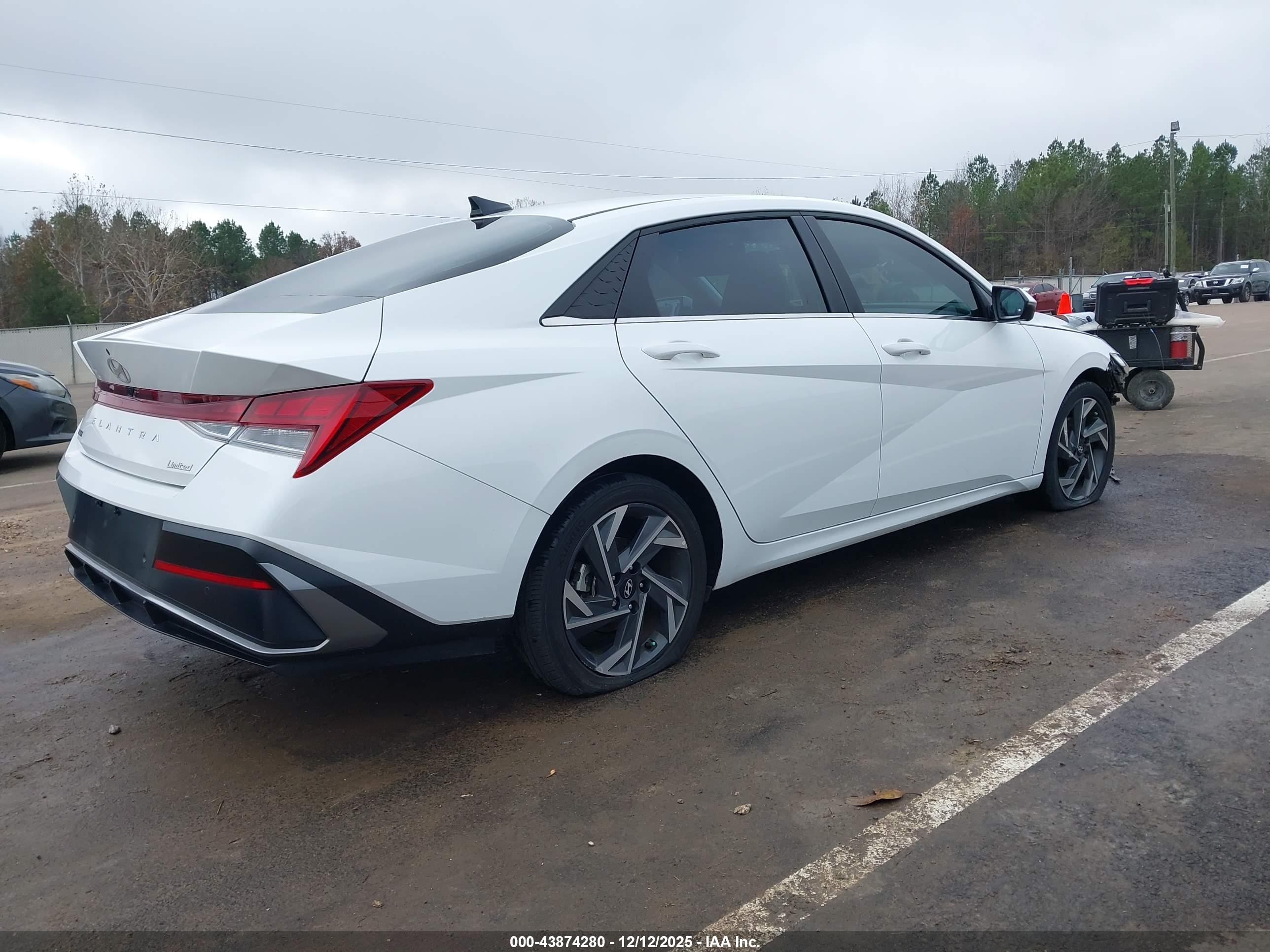 HYUNDAI ELANTRA image 4
