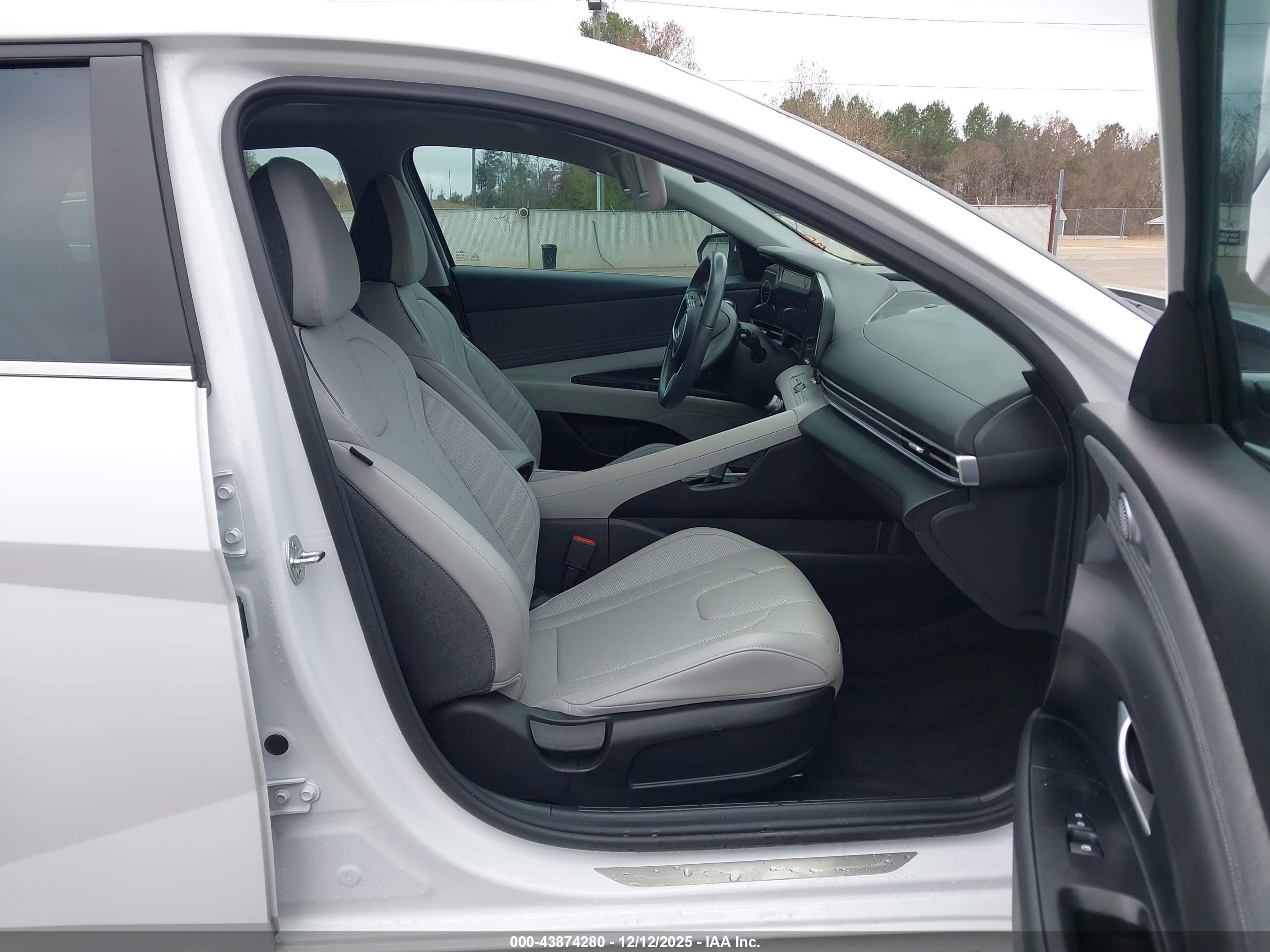 HYUNDAI ELANTRA image 5