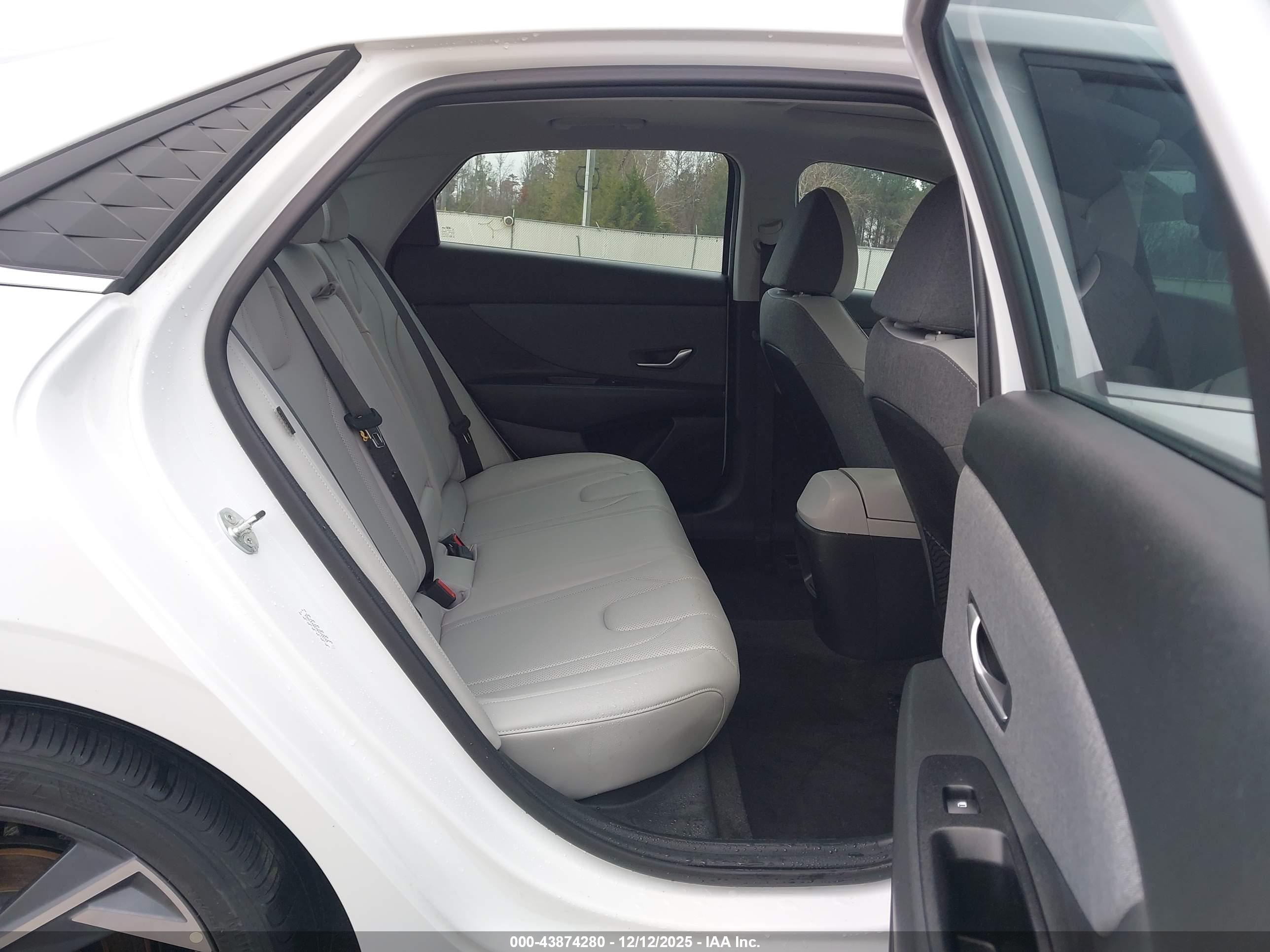 HYUNDAI ELANTRA image 8