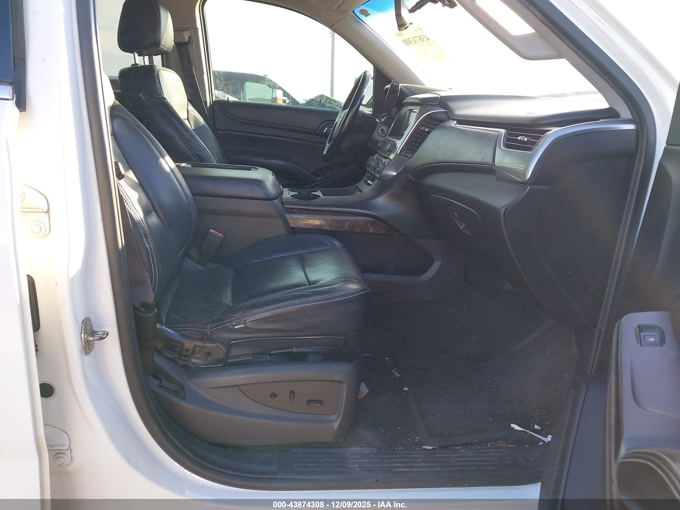 CHEVROLET SUBURBAN image 5