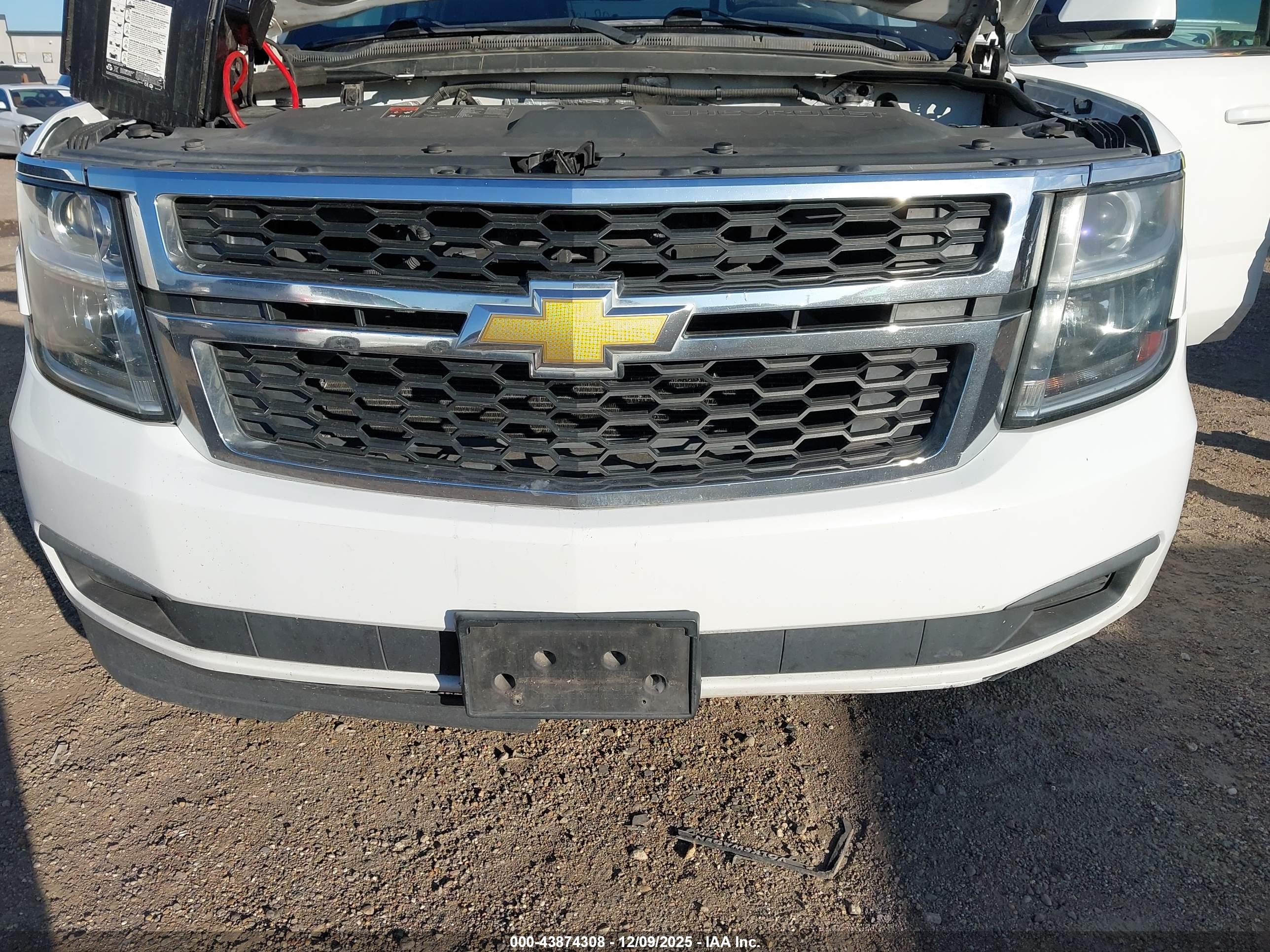 CHEVROLET SUBURBAN image 6