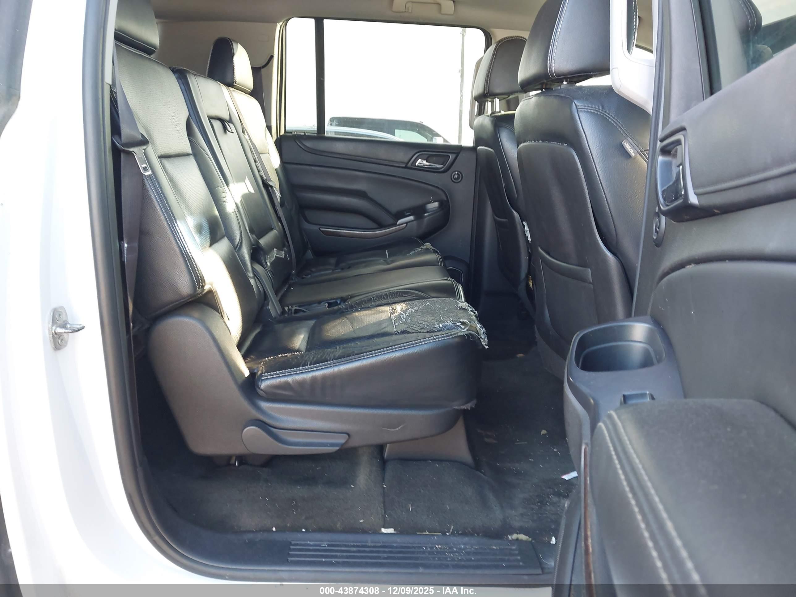 CHEVROLET SUBURBAN image 8